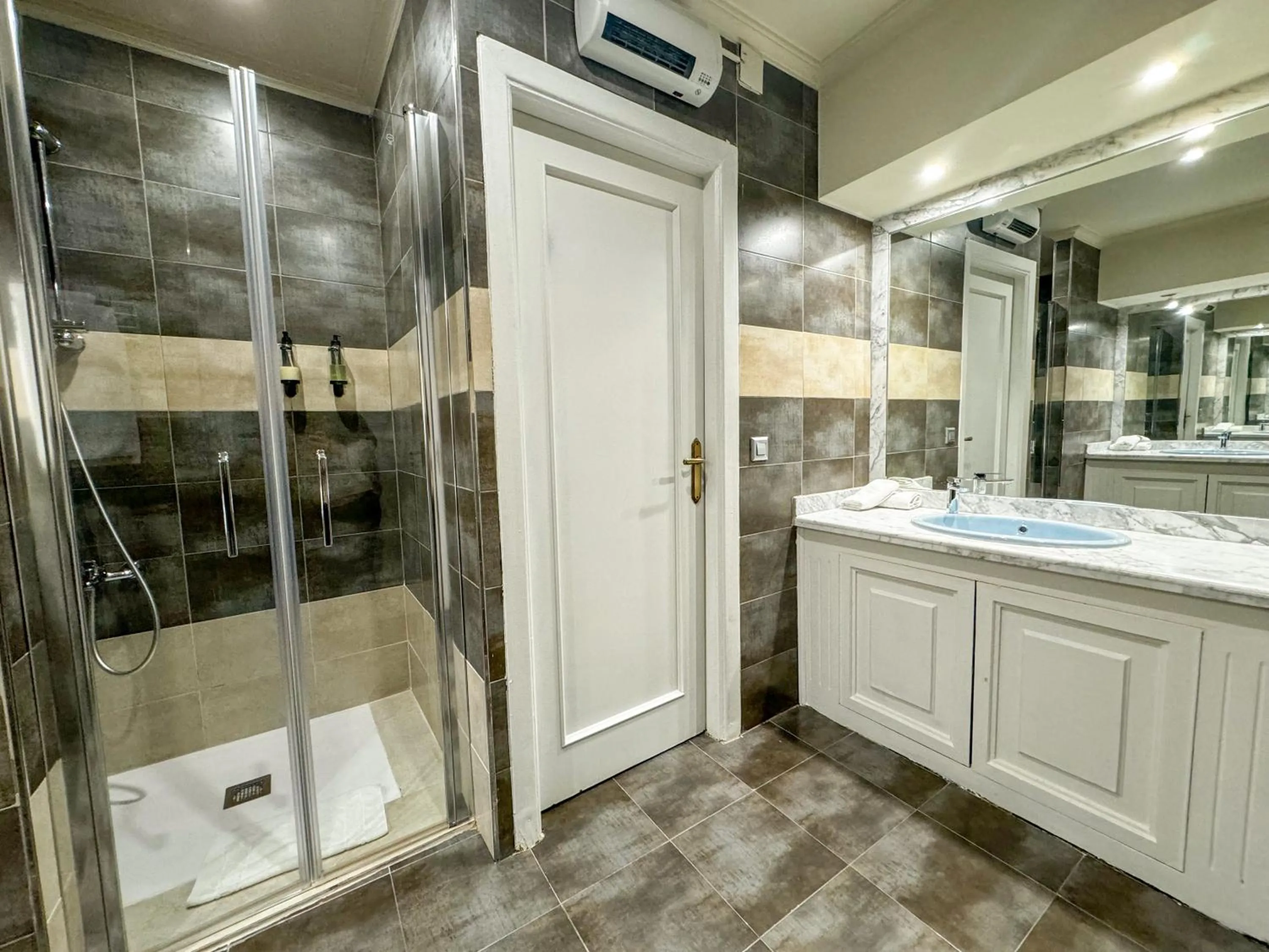 Shower in Hotel Plaza Mayor