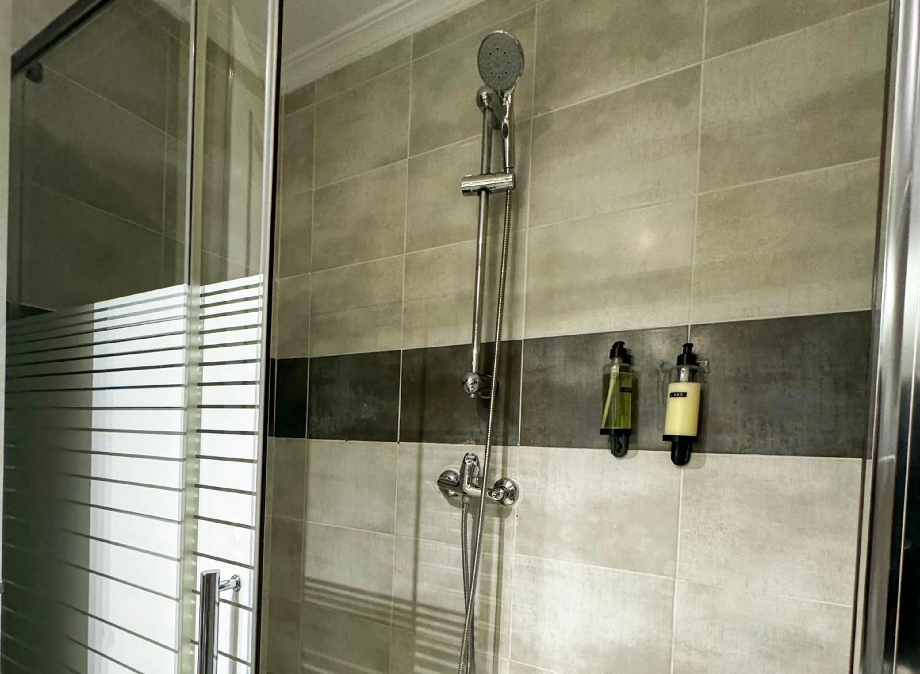 Shower in Hotel Plaza Mayor