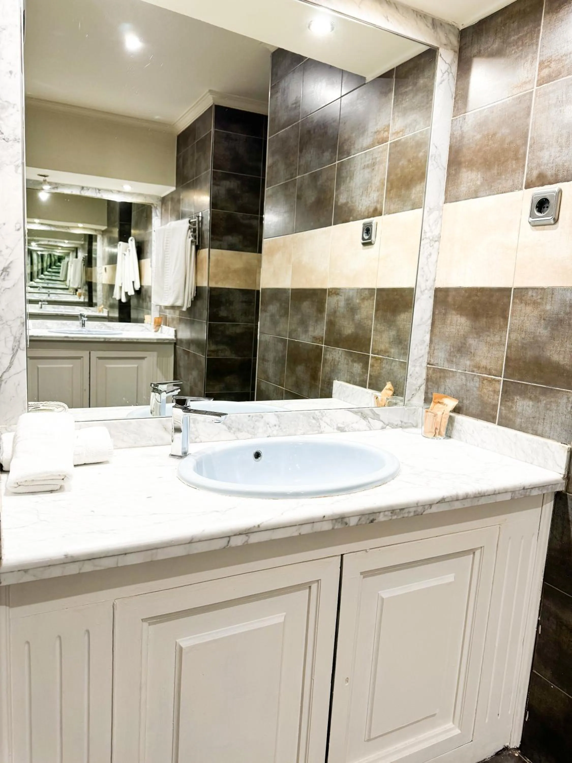 Bathroom in Hotel Plaza Mayor