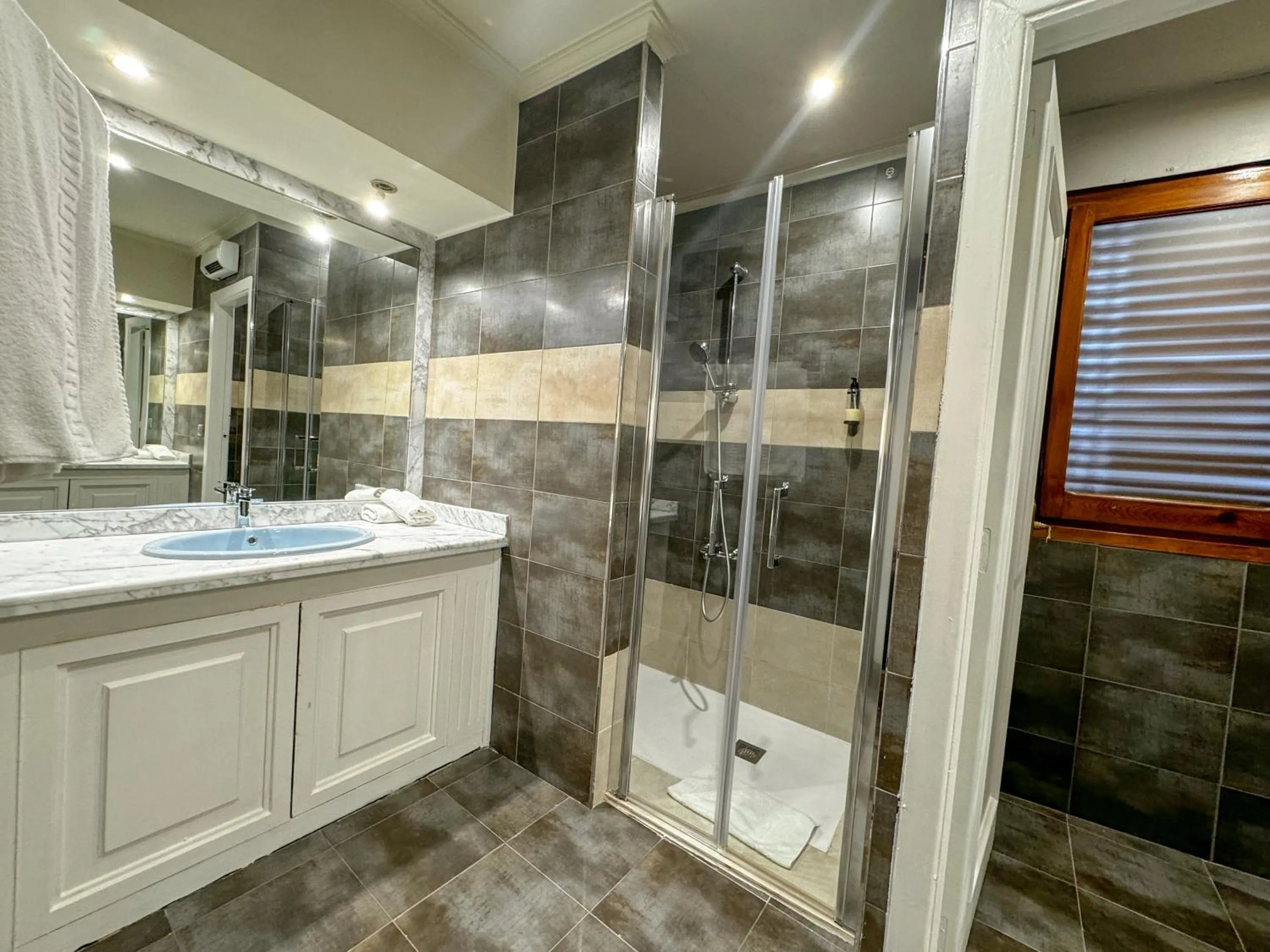 Shower in Hotel Plaza Mayor