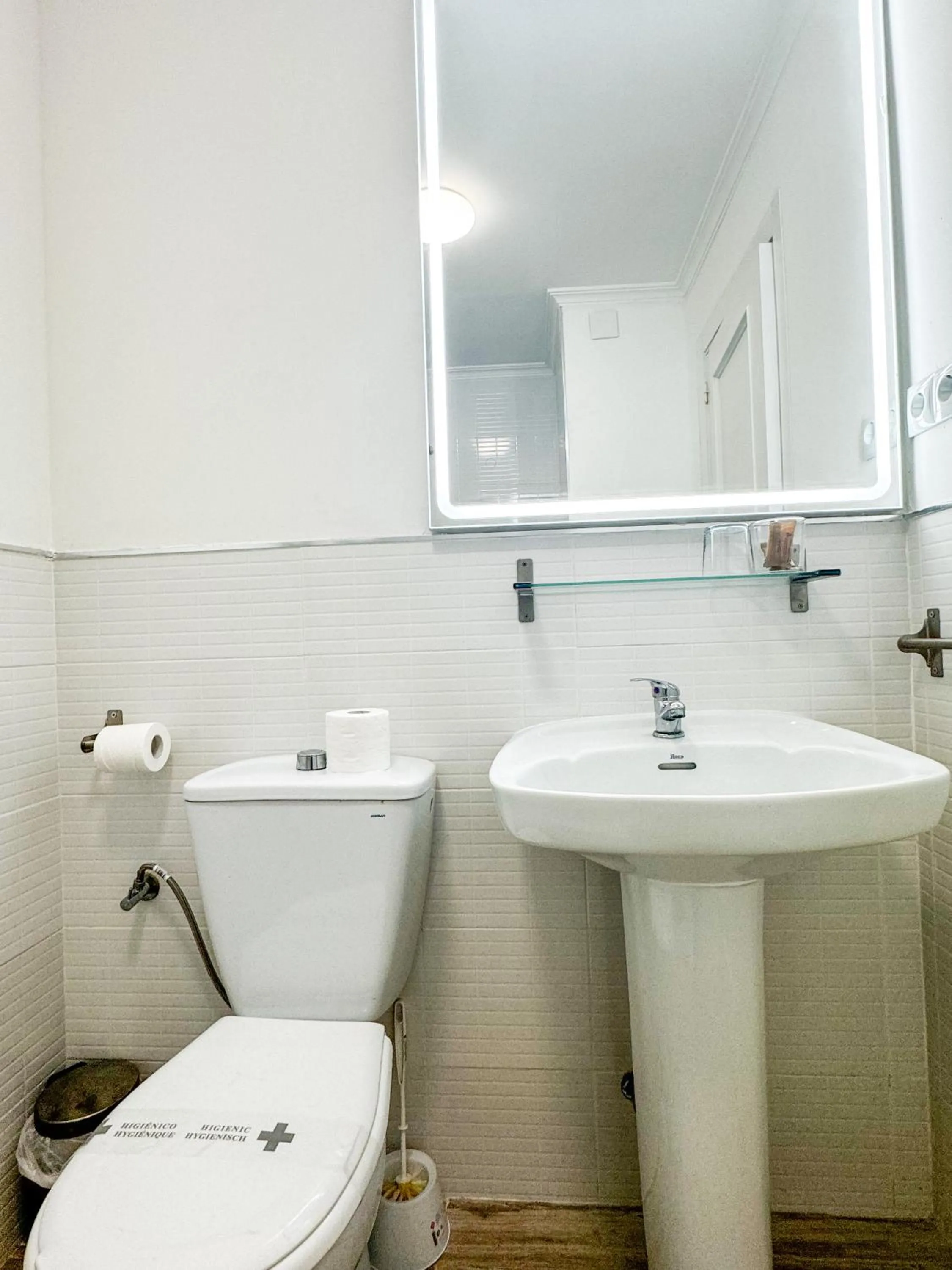 Toilet in Hotel Plaza Mayor