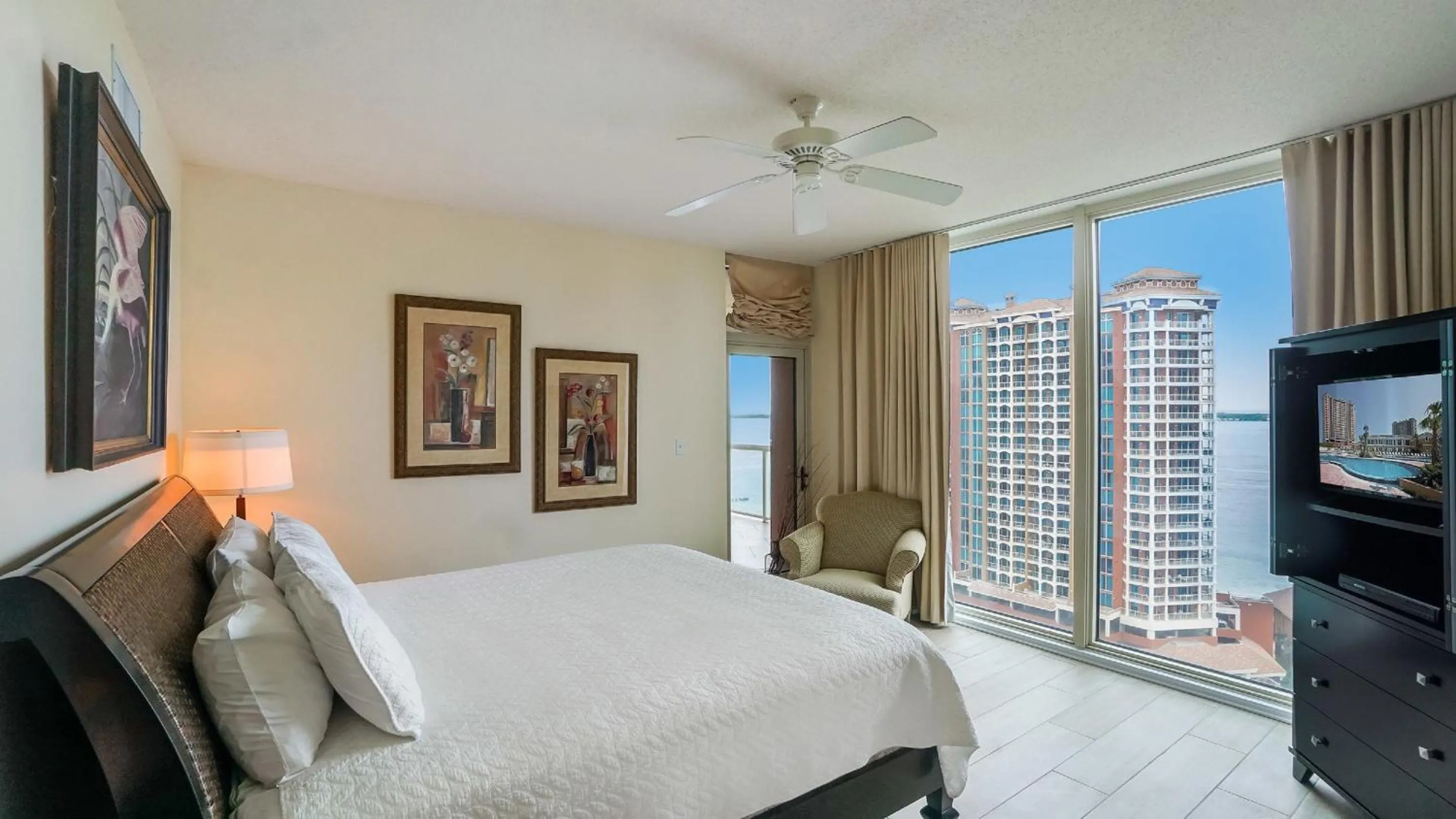 Bed in Portofino Island Resort