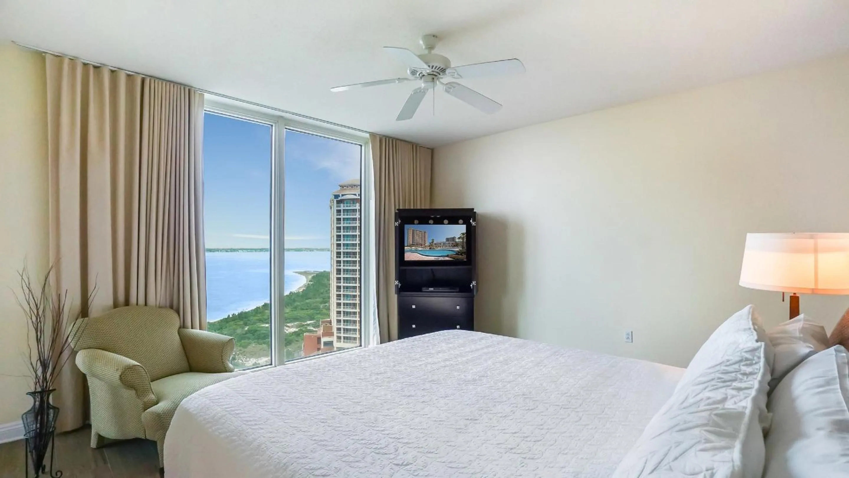 Bed in Portofino Island Resort