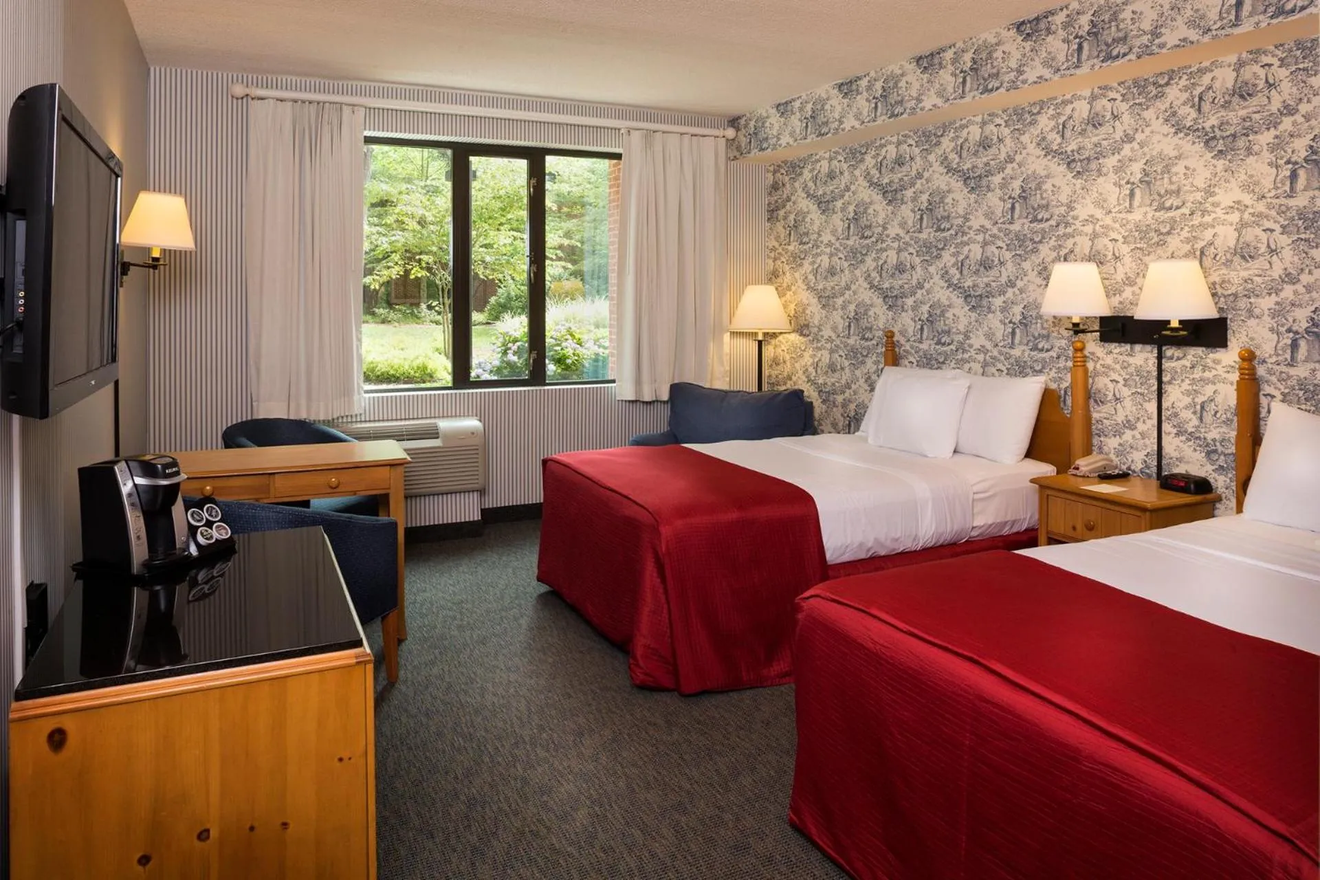 Photo of the whole room, Bed in Williamsburg Woodlands Hotel & Suites, an official Colonial Williamsburg Hotel