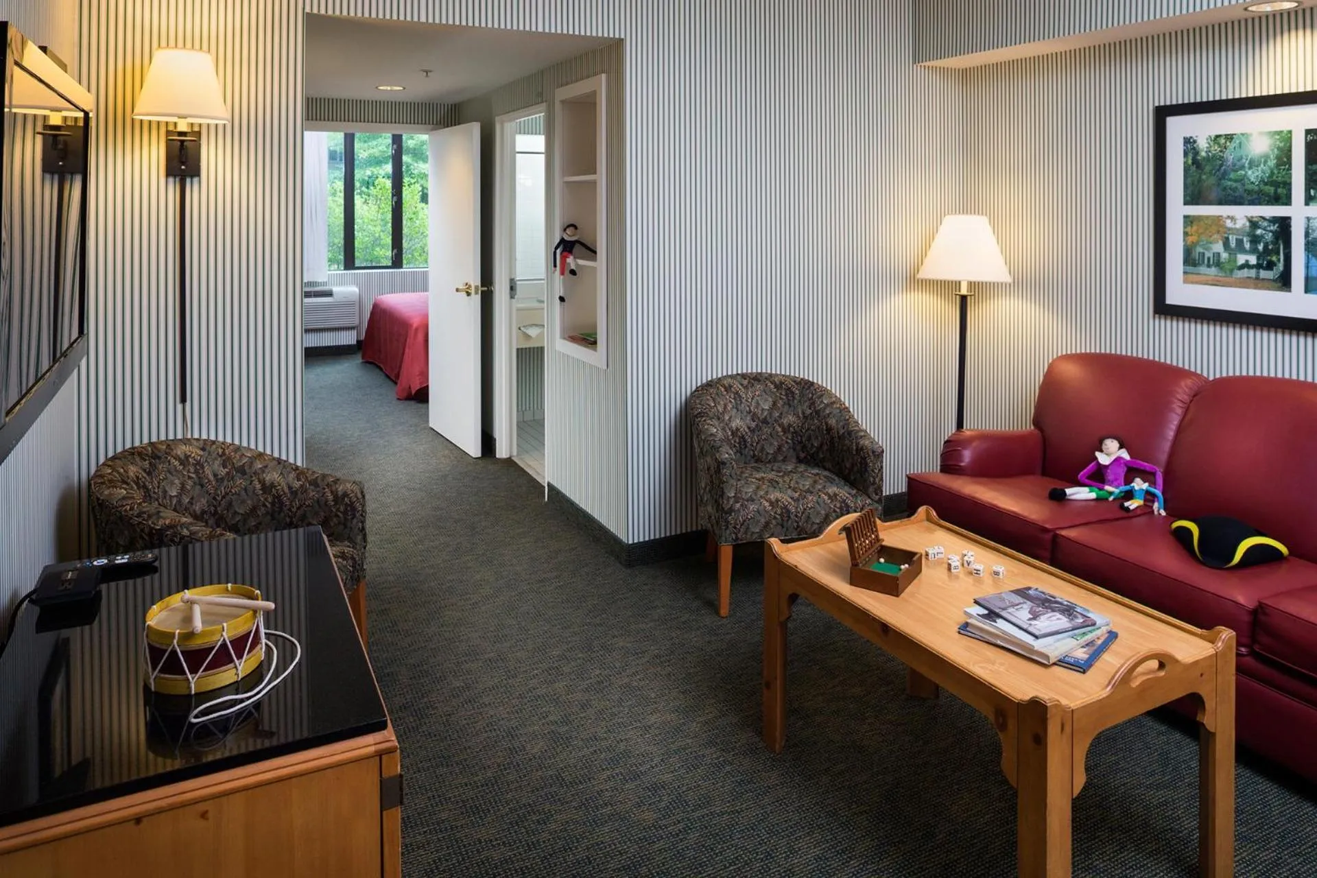 Living room, Bed in Williamsburg Woodlands Hotel & Suites, an official Colonial Williamsburg Hotel