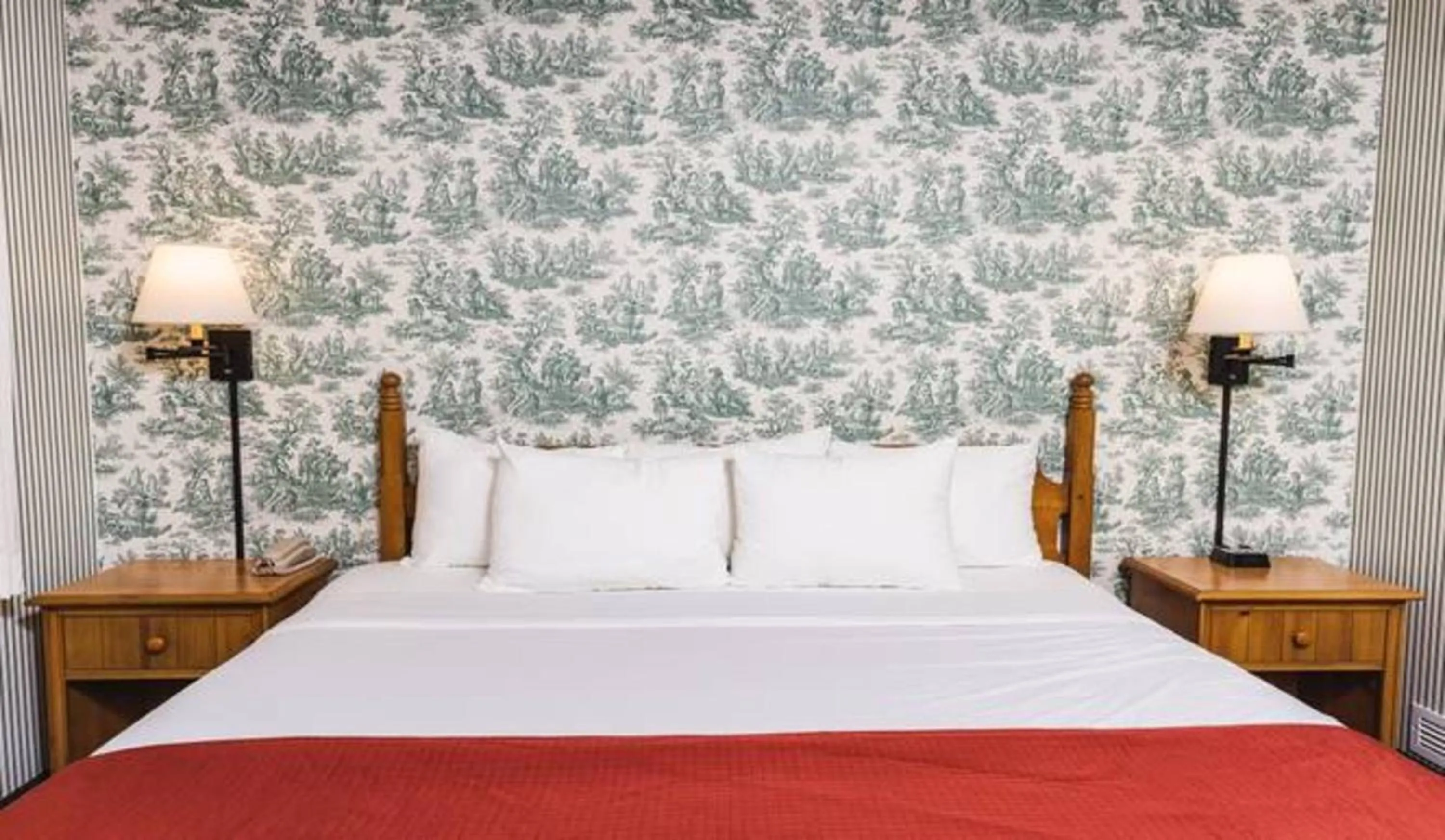 Bed in Williamsburg Woodlands Hotel & Suites, an official Colonial Williamsburg Hotel