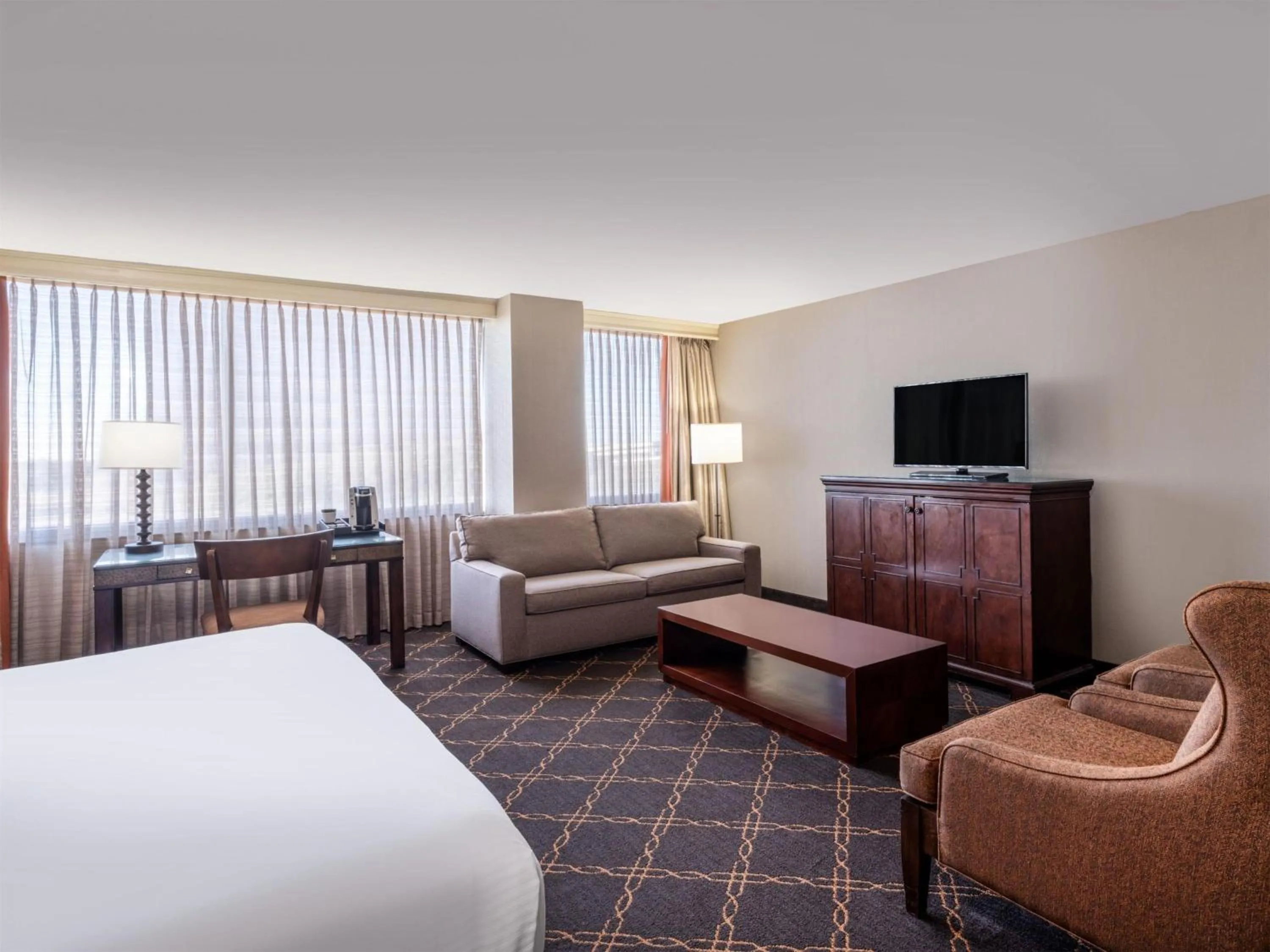 Living room, Bed in Austin Southpark Hotel