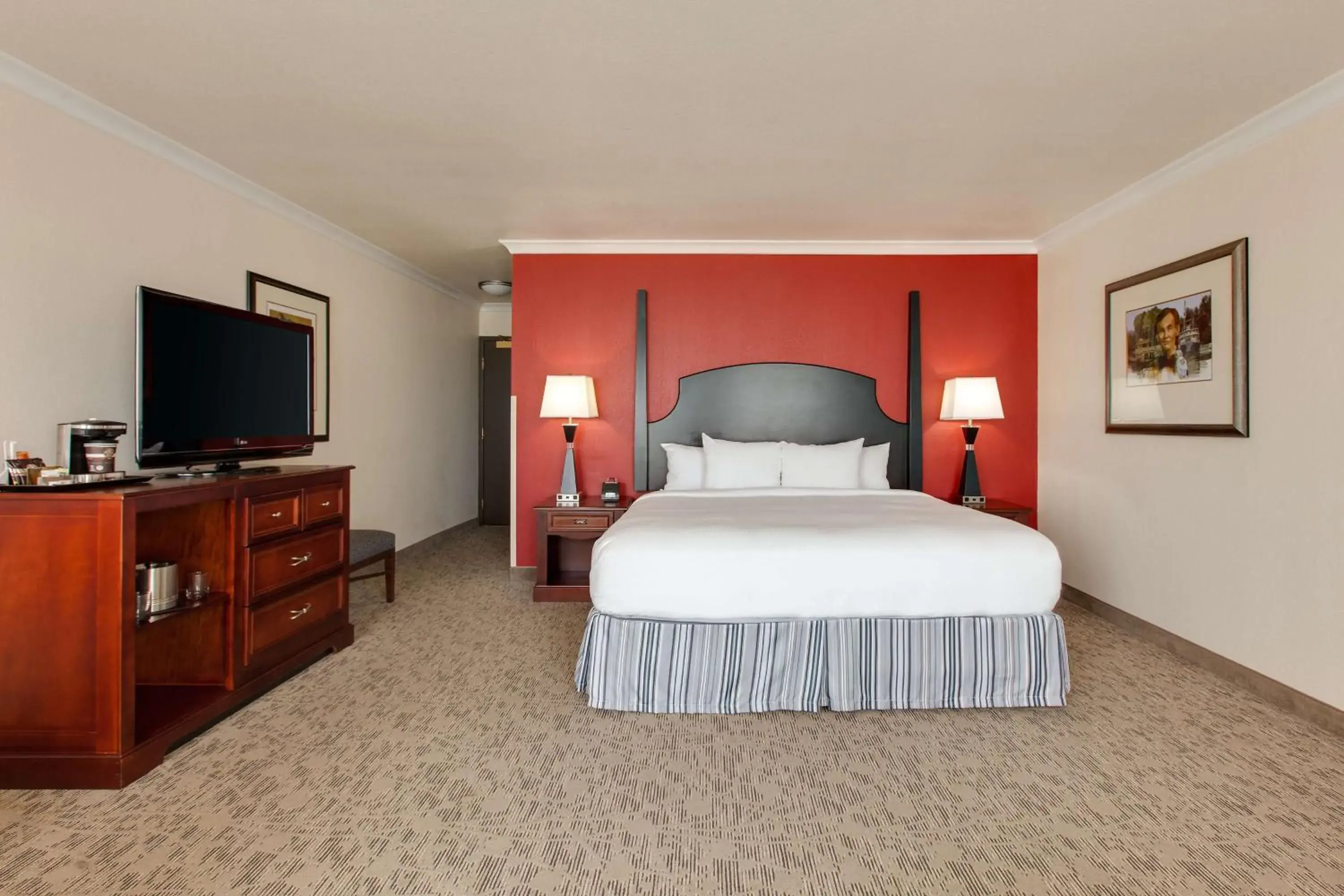 One-Bedroom King Suite with Sofa Bed in President Abraham Lincoln - A Doubletree by Hilton Hotel One-Bedroom King Suite with Sofa Bed in President Abraham Lincoln - A Doubletree by Hilton Hotel