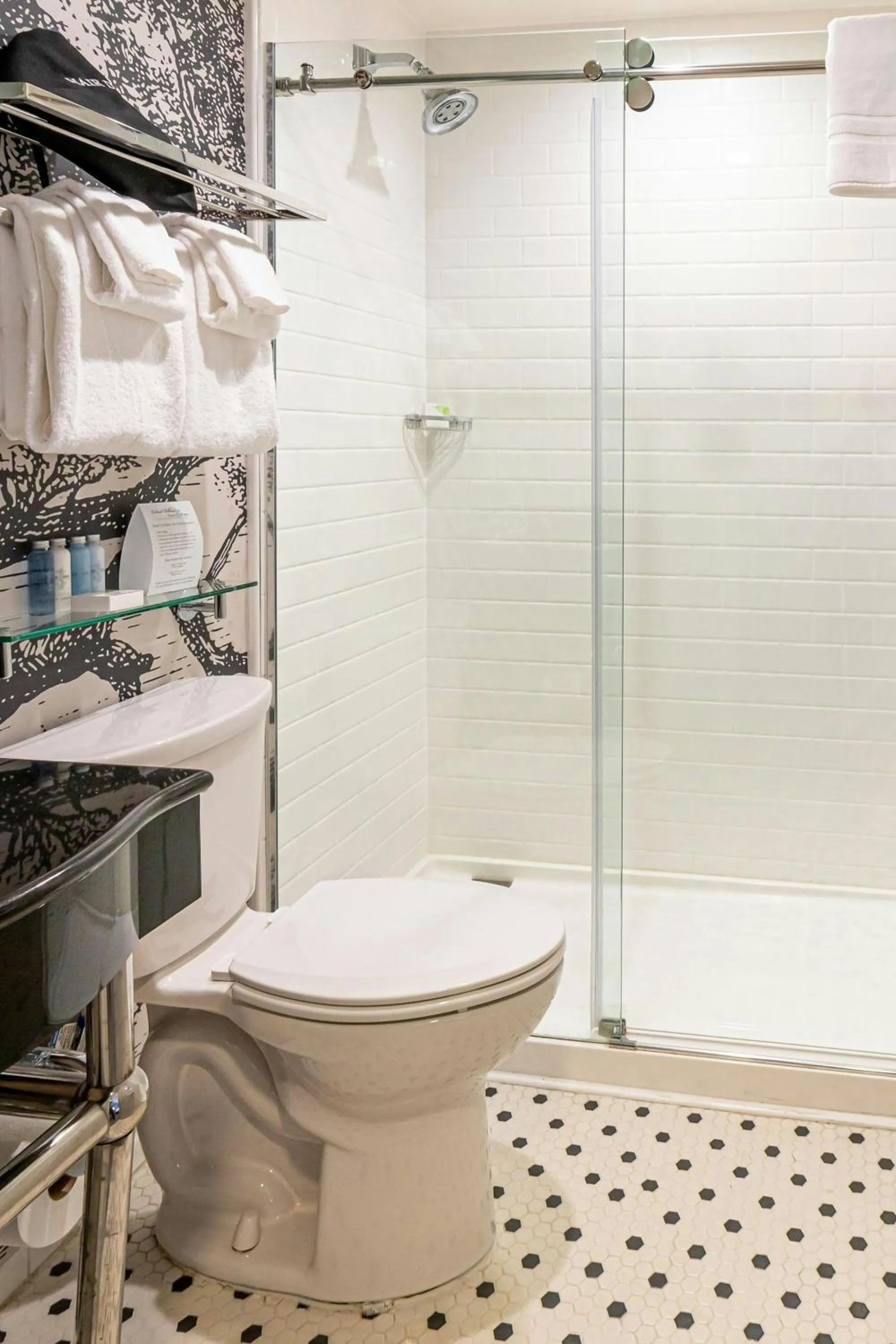 Bathroom in Williamsburg Lodge, Autograph Collection