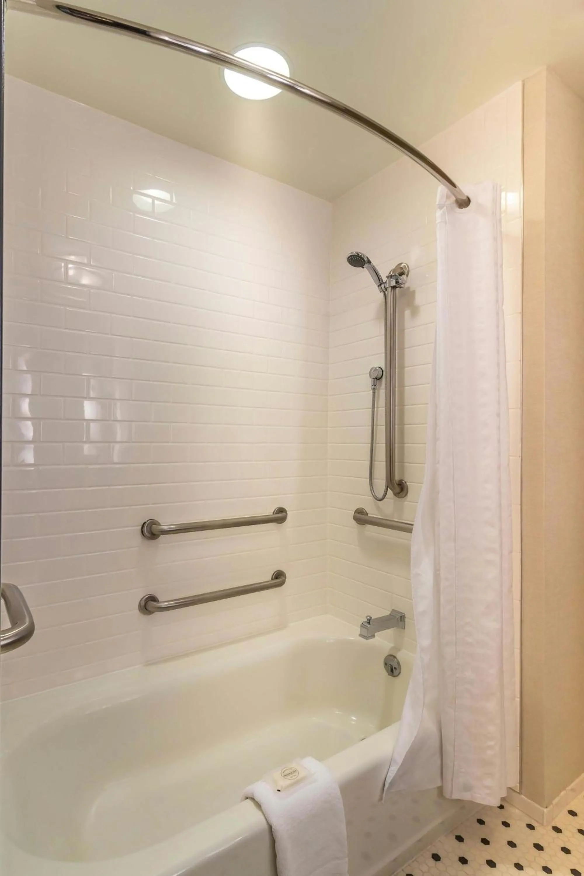 Bathroom in Williamsburg Lodge, Autograph Collection