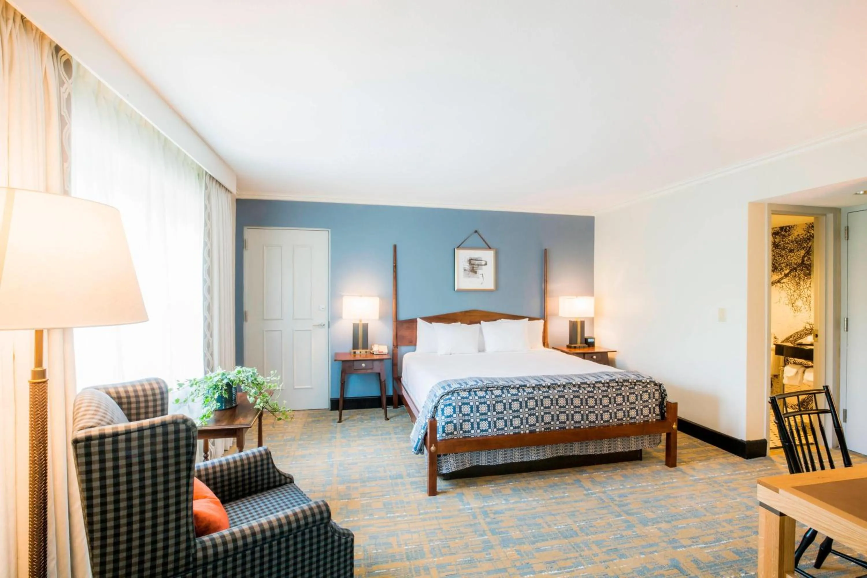 Photo of the whole room, Bed in Williamsburg Lodge, Autograph Collection