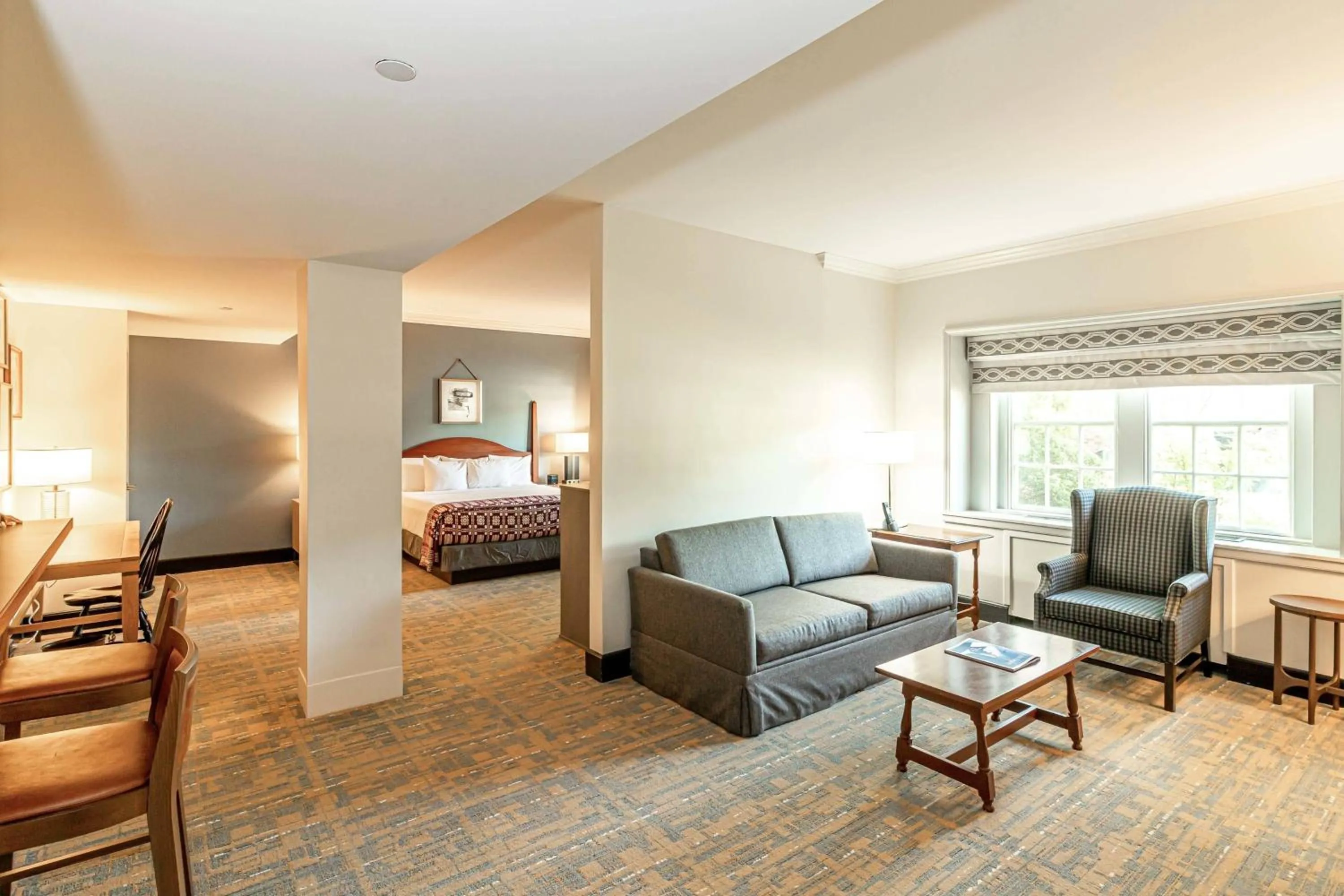 Photo of the whole room, Bed in Williamsburg Lodge, Autograph Collection