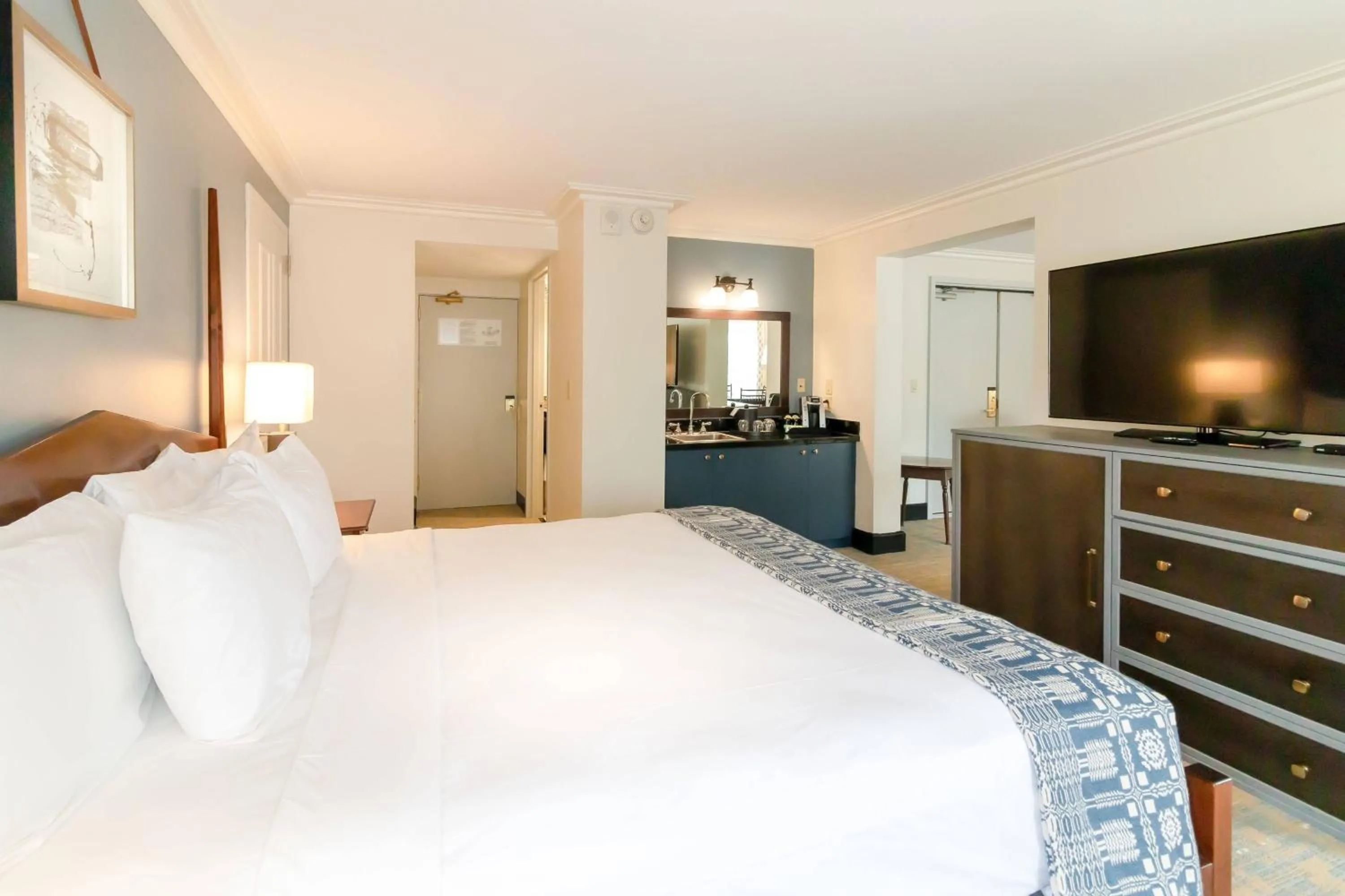 Lounge or bar, Bed in Williamsburg Lodge, Autograph Collection