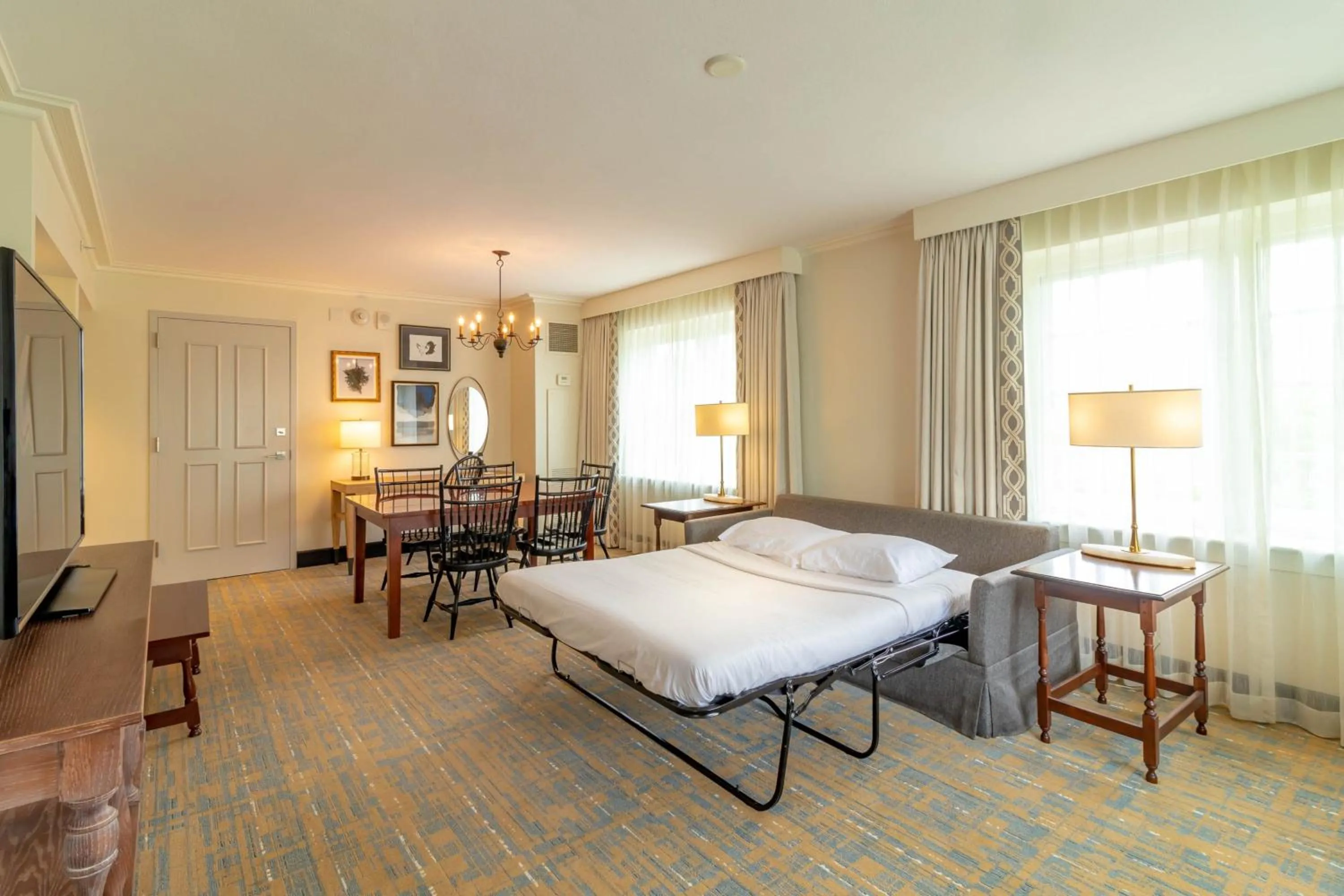 Photo of the whole room, Bed in Williamsburg Lodge, Autograph Collection