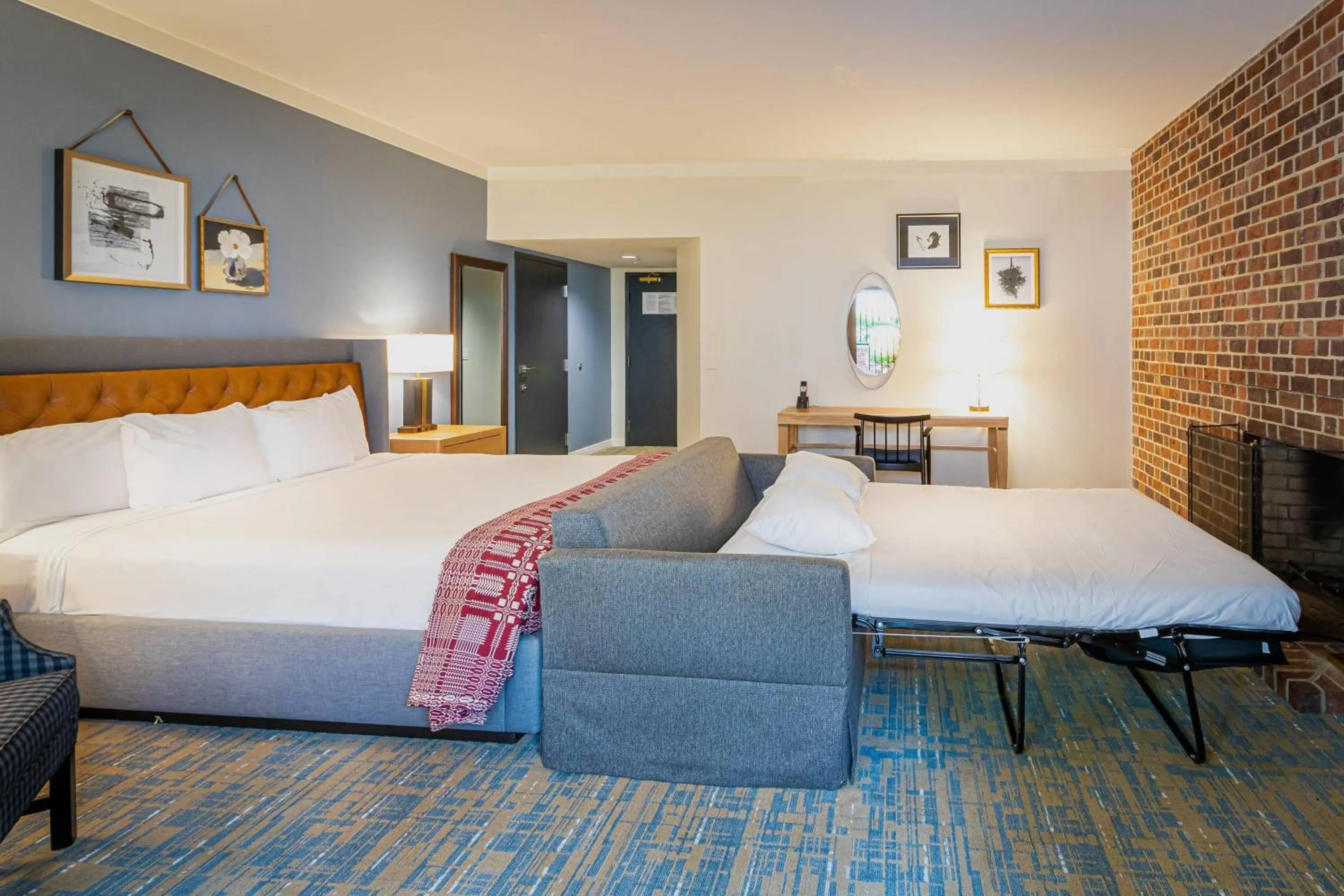 Photo of the whole room, Bed in Williamsburg Lodge, Autograph Collection