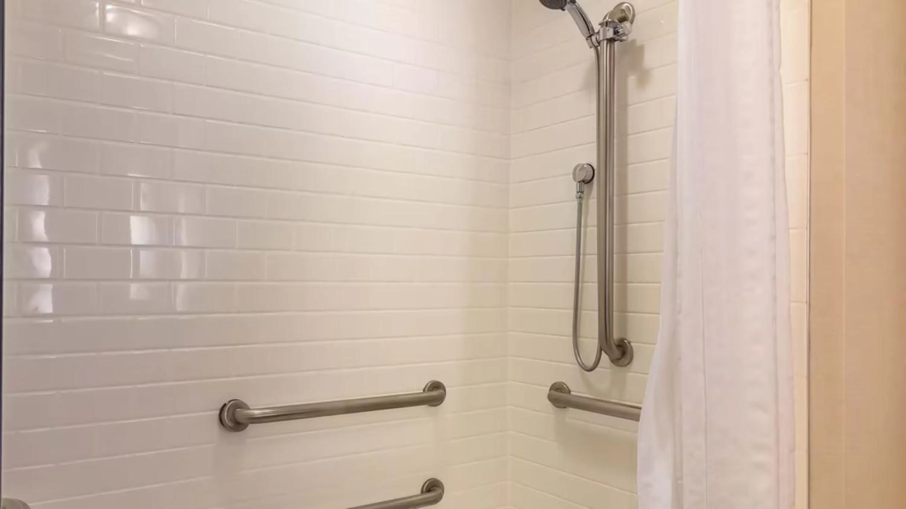 Bathroom in Williamsburg Lodge, Autograph Collection