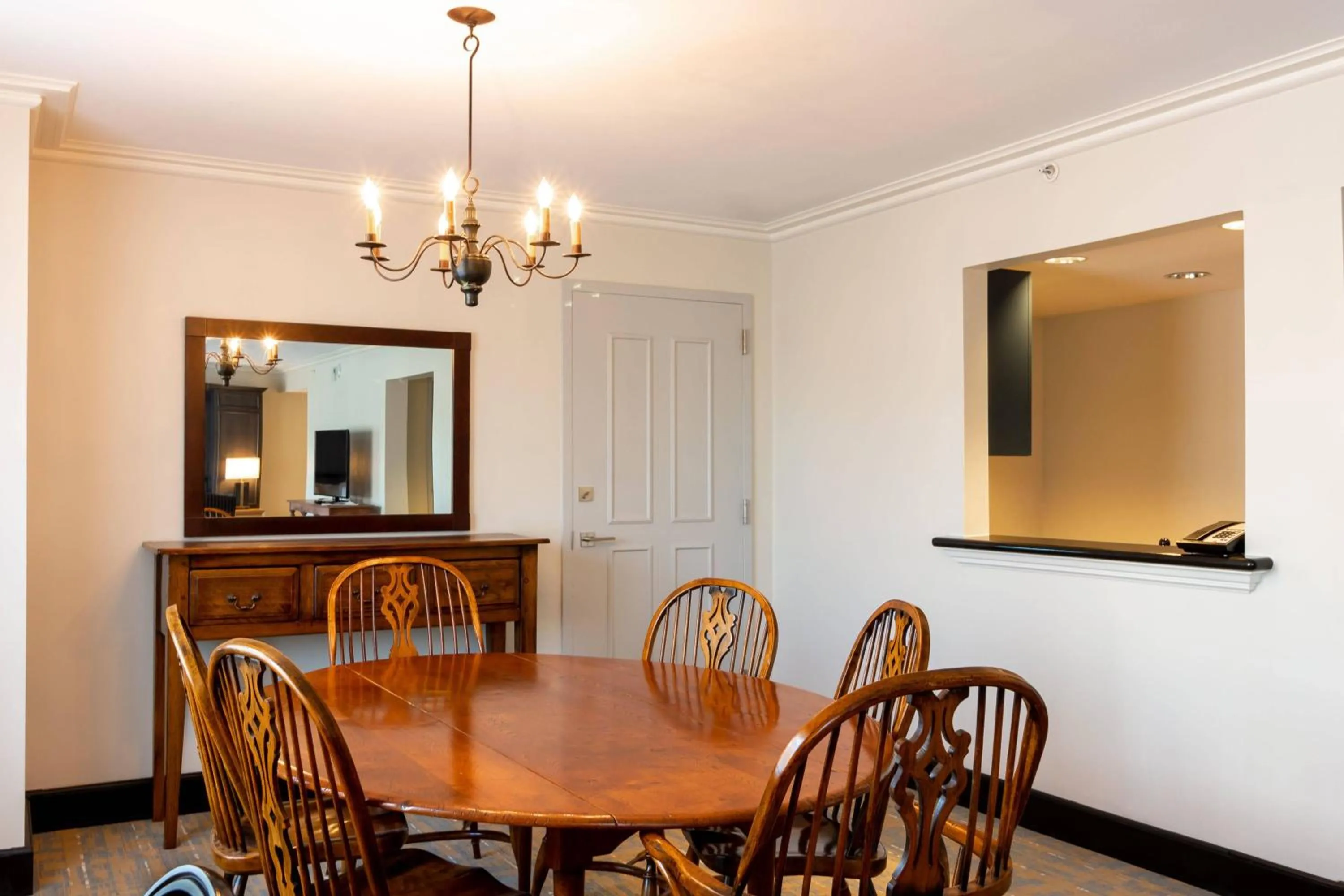 Photo of the whole room in Williamsburg Lodge, Autograph Collection