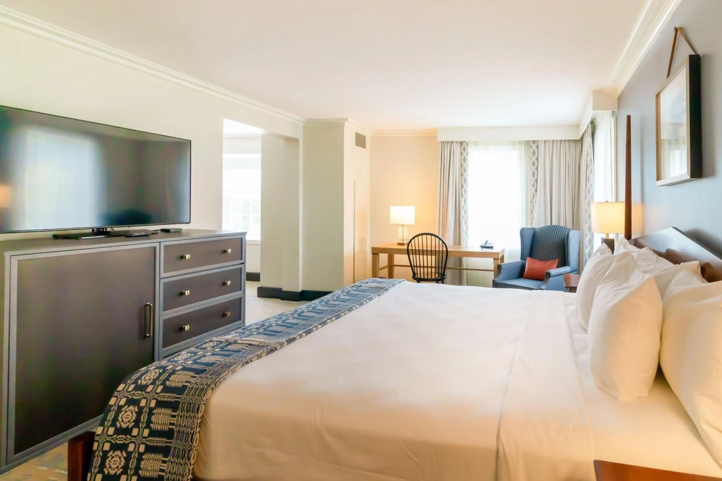 Photo of the whole room, Bed in Williamsburg Lodge, Autograph Collection