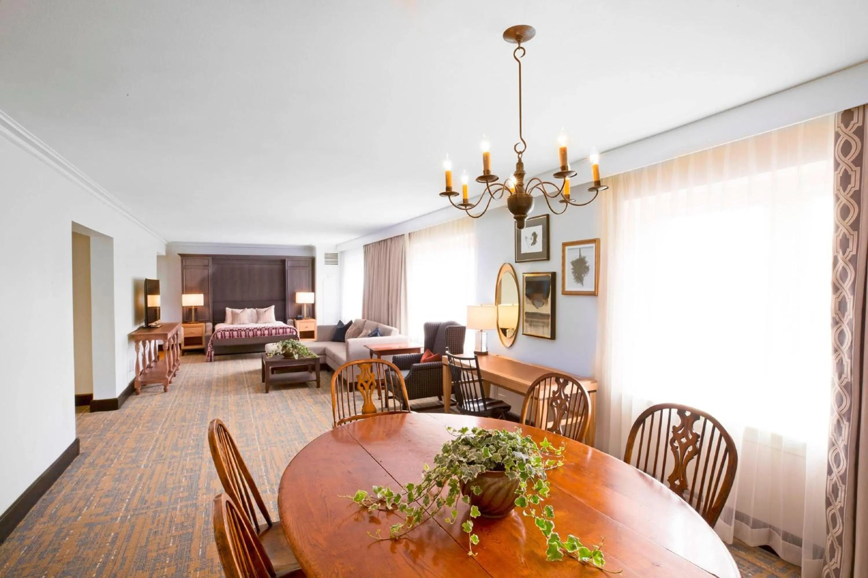 Photo of the whole room in Williamsburg Lodge, Autograph Collection