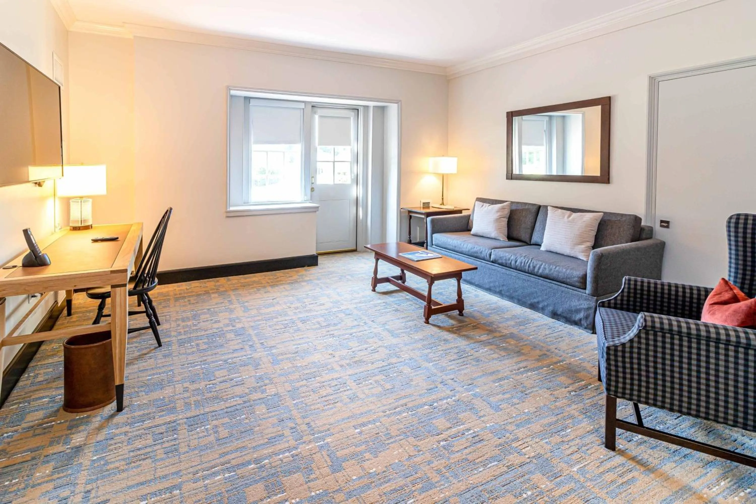 Living room in Williamsburg Lodge, Autograph Collection