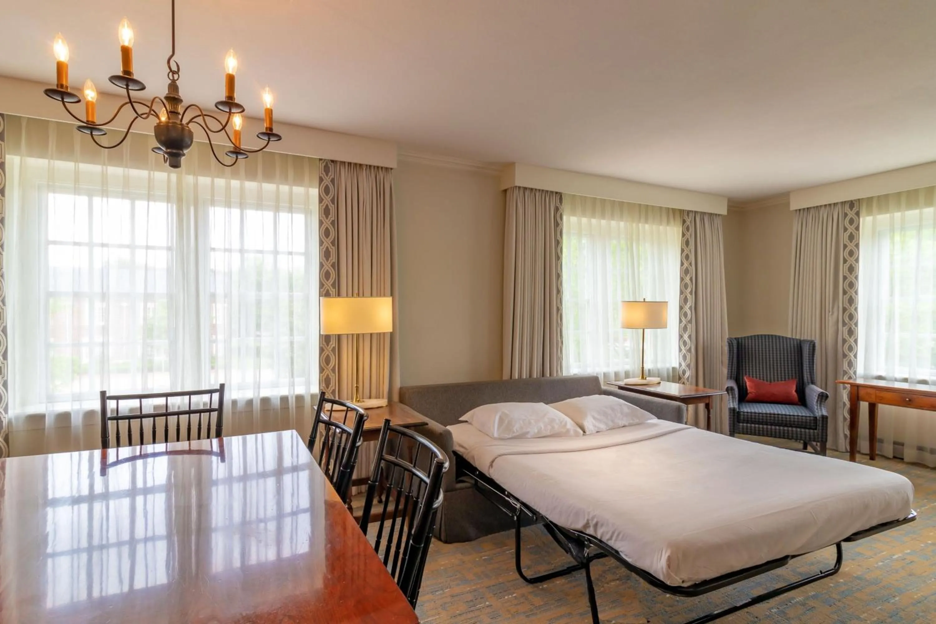 Photo of the whole room, Bed in Williamsburg Lodge, Autograph Collection