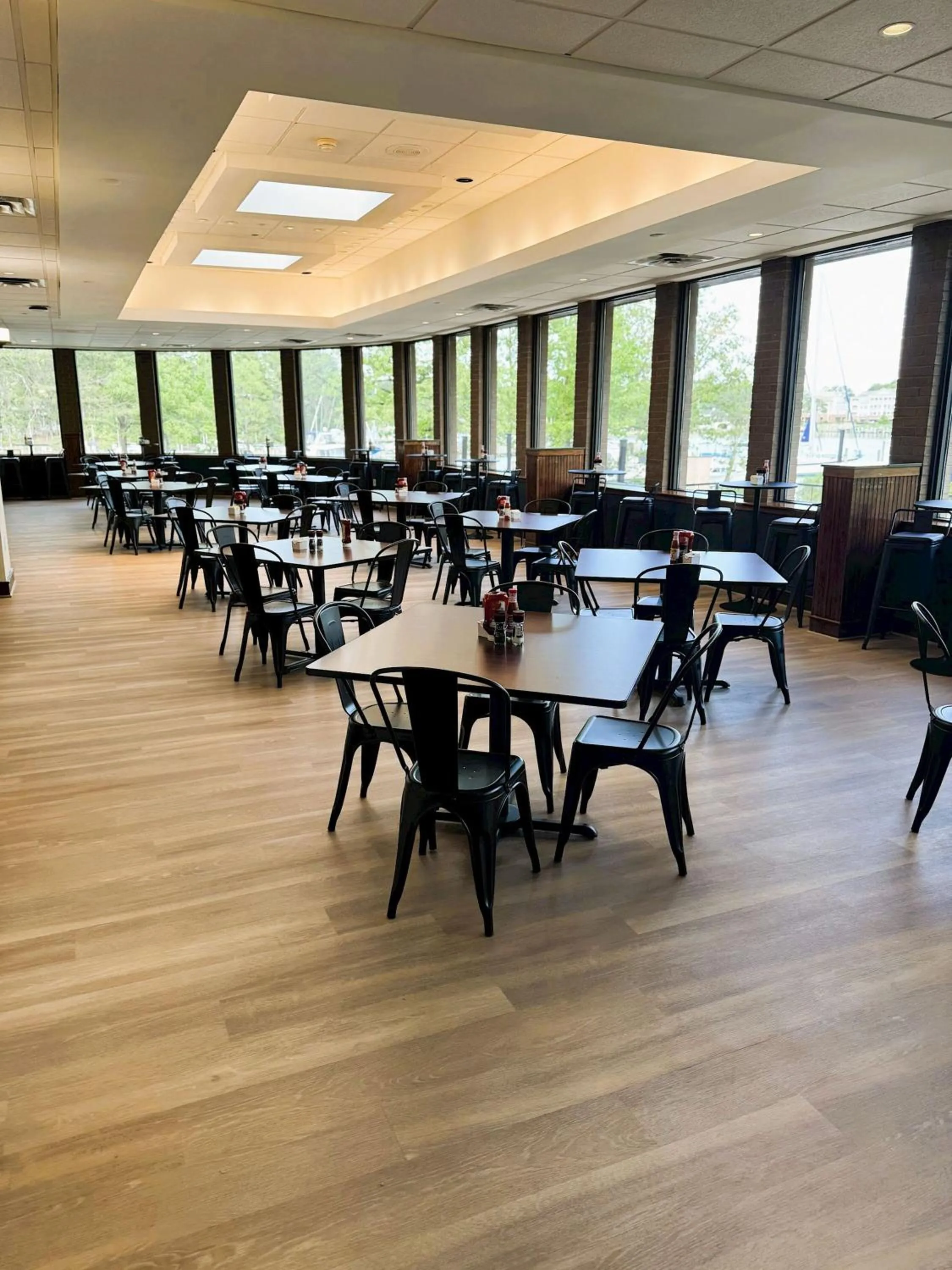 Restaurant/places to eat in Solomons Inn Resort and Marina