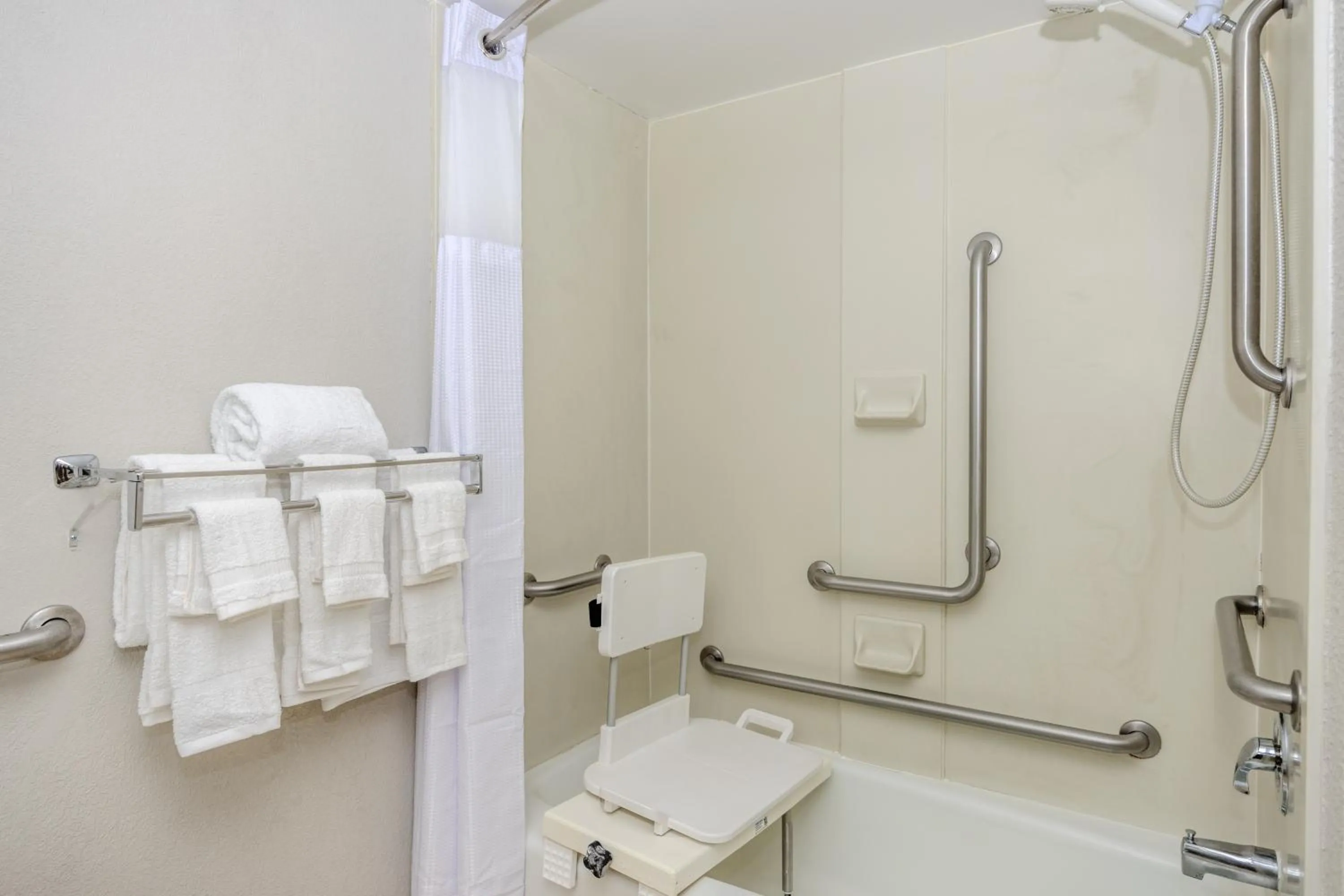 Bathroom in Solomons Inn Resort and Marina