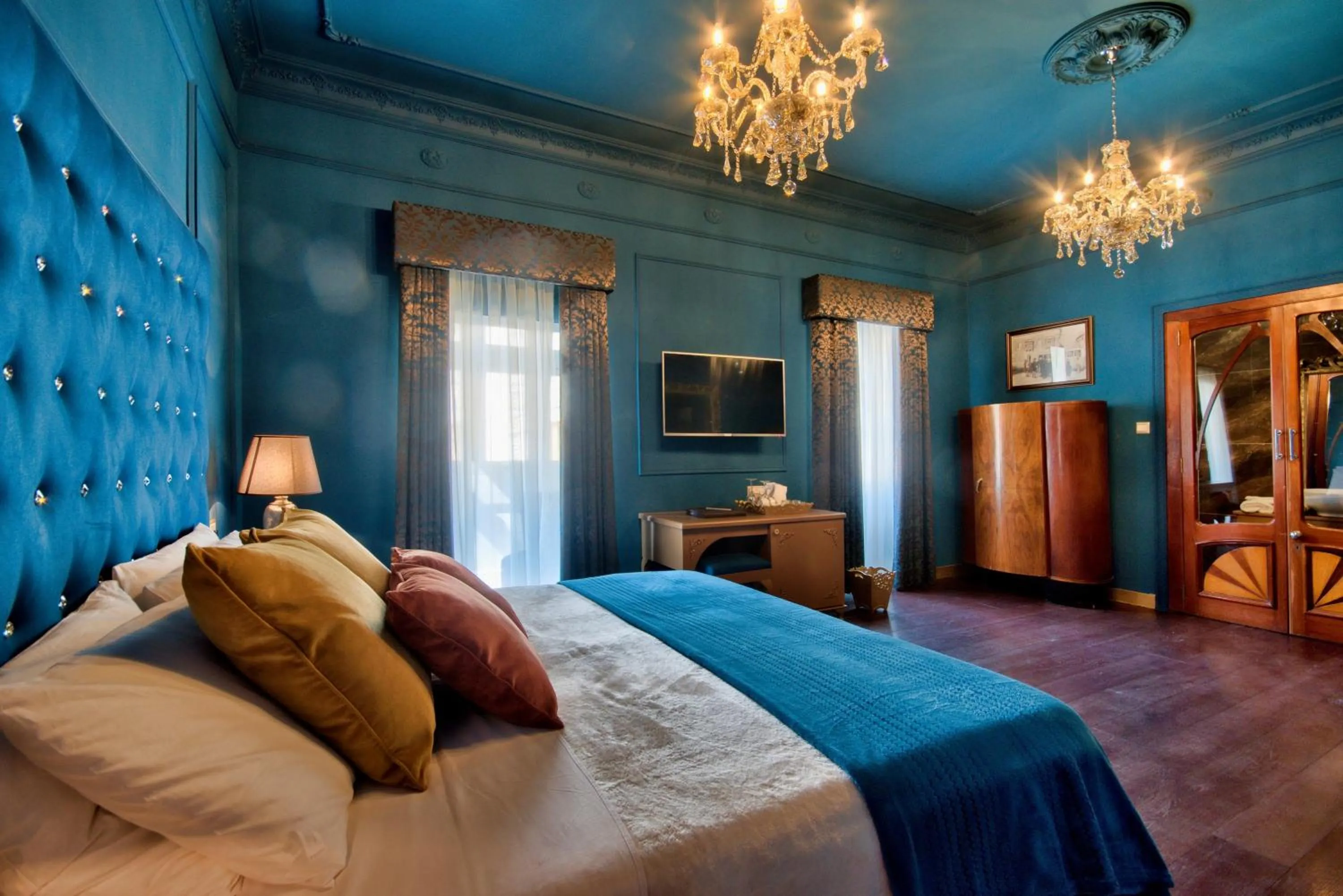 Bed in Julina Boutique Living