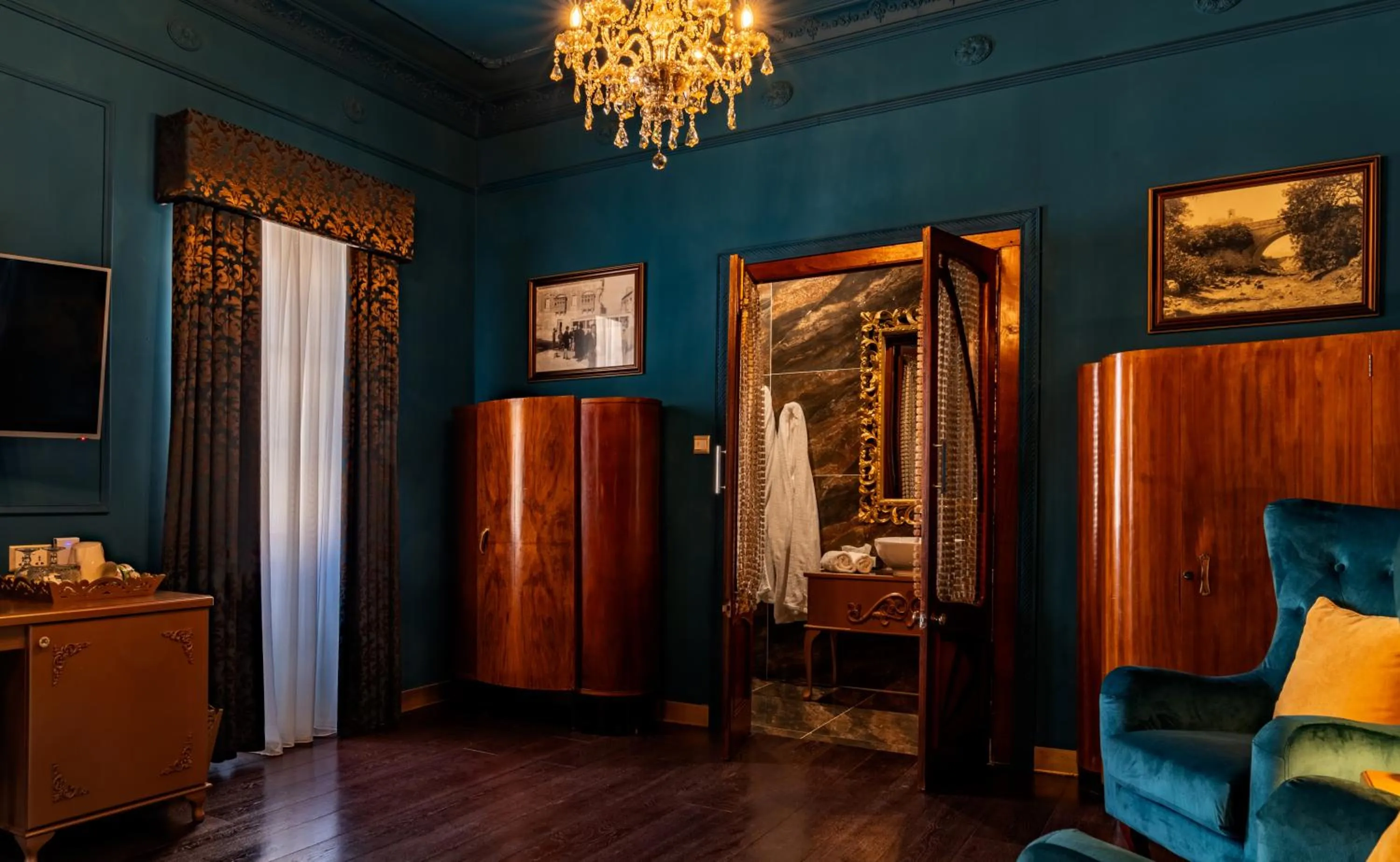 Bed in Julina Boutique Living