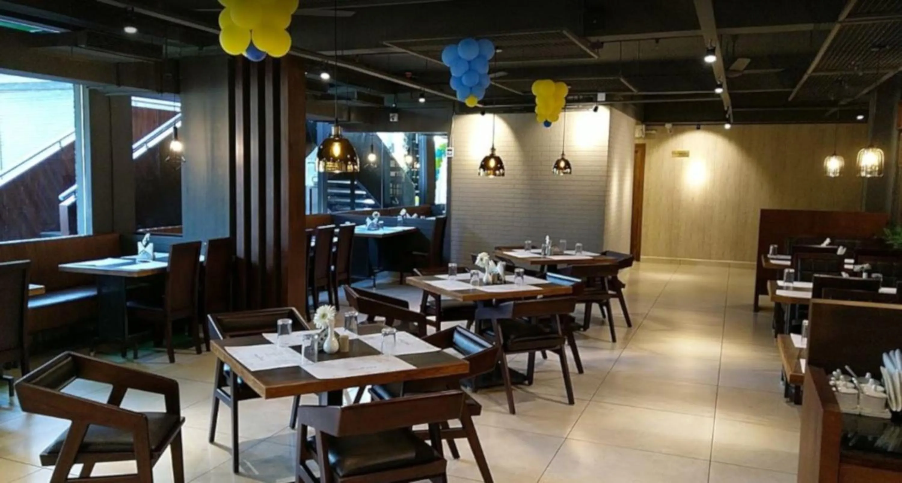 Restaurant/places to eat in Lalys Residency