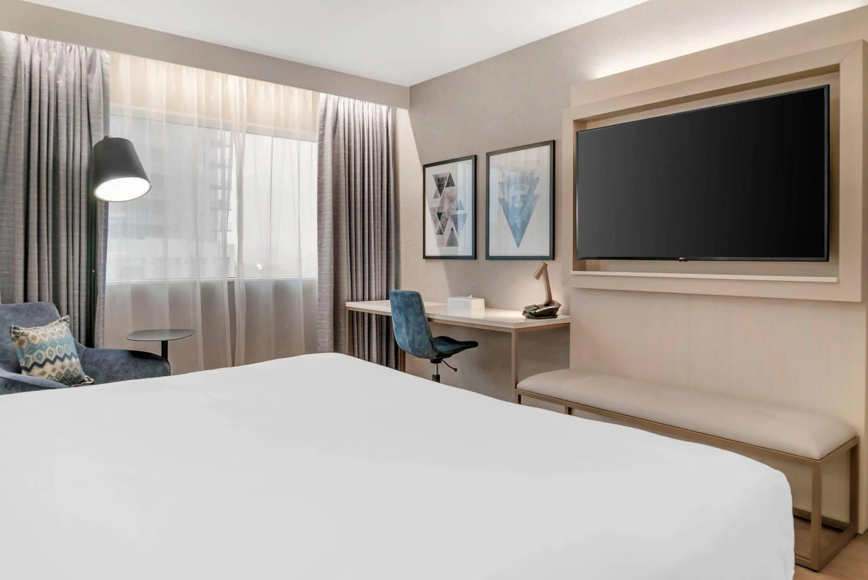 Bedroom, Bed in Radisson Plaza Hotel at Kalamazoo Center