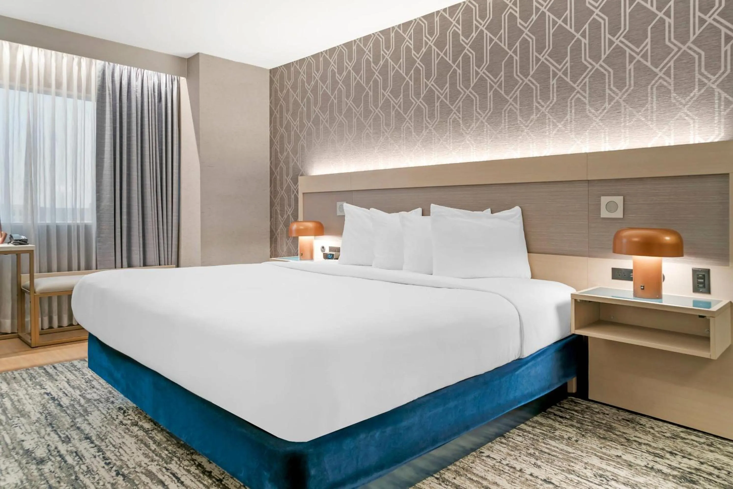 Bedroom, Bed in Radisson Plaza Hotel at Kalamazoo Center