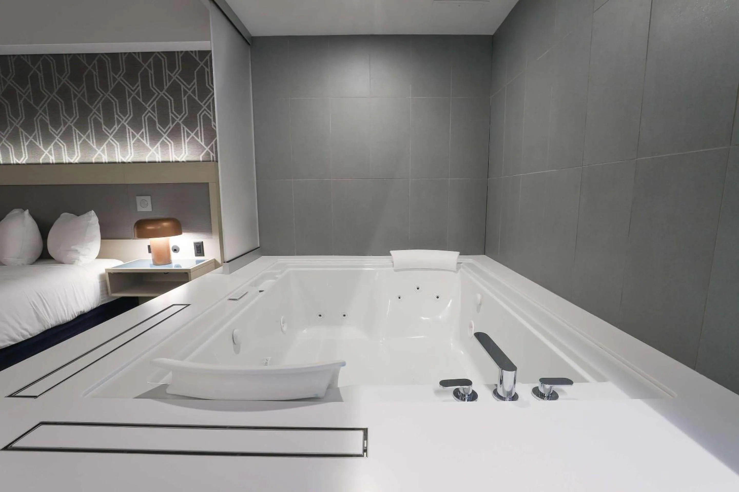 Bedroom in Radisson Plaza Hotel at Kalamazoo Center