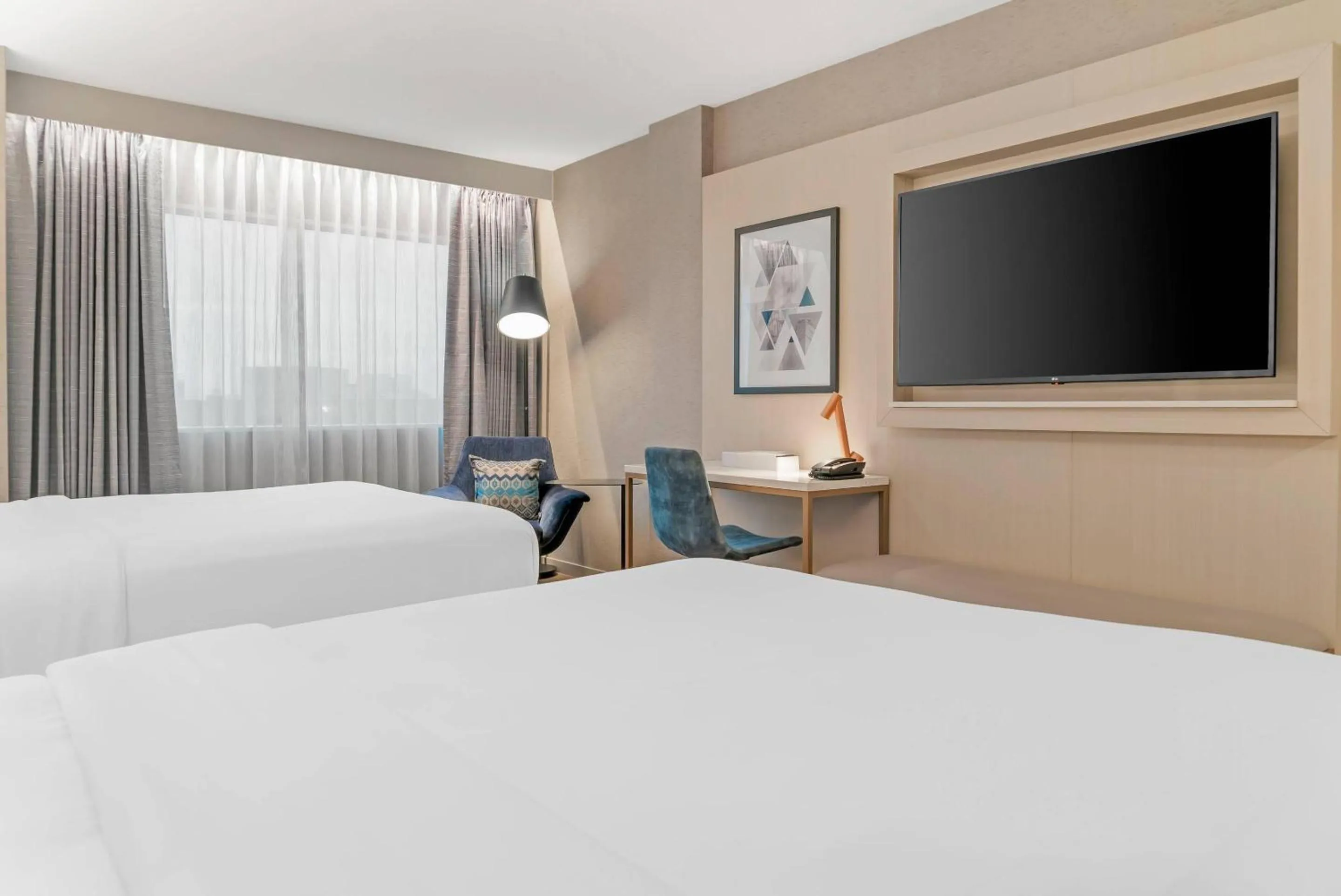 Bedroom, Bed in Radisson Plaza Hotel at Kalamazoo Center