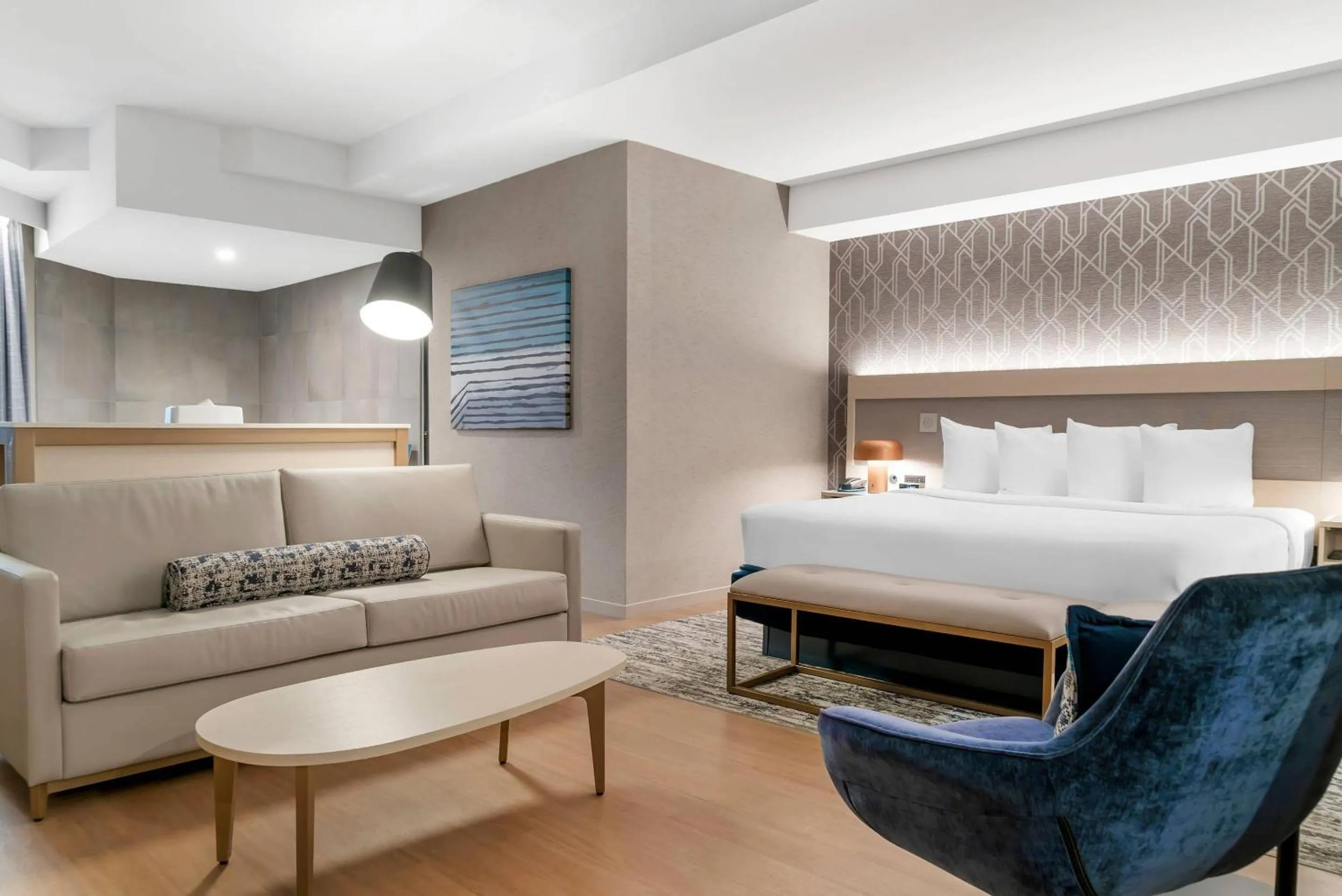 Bedroom, Bed in Radisson Plaza Hotel at Kalamazoo Center