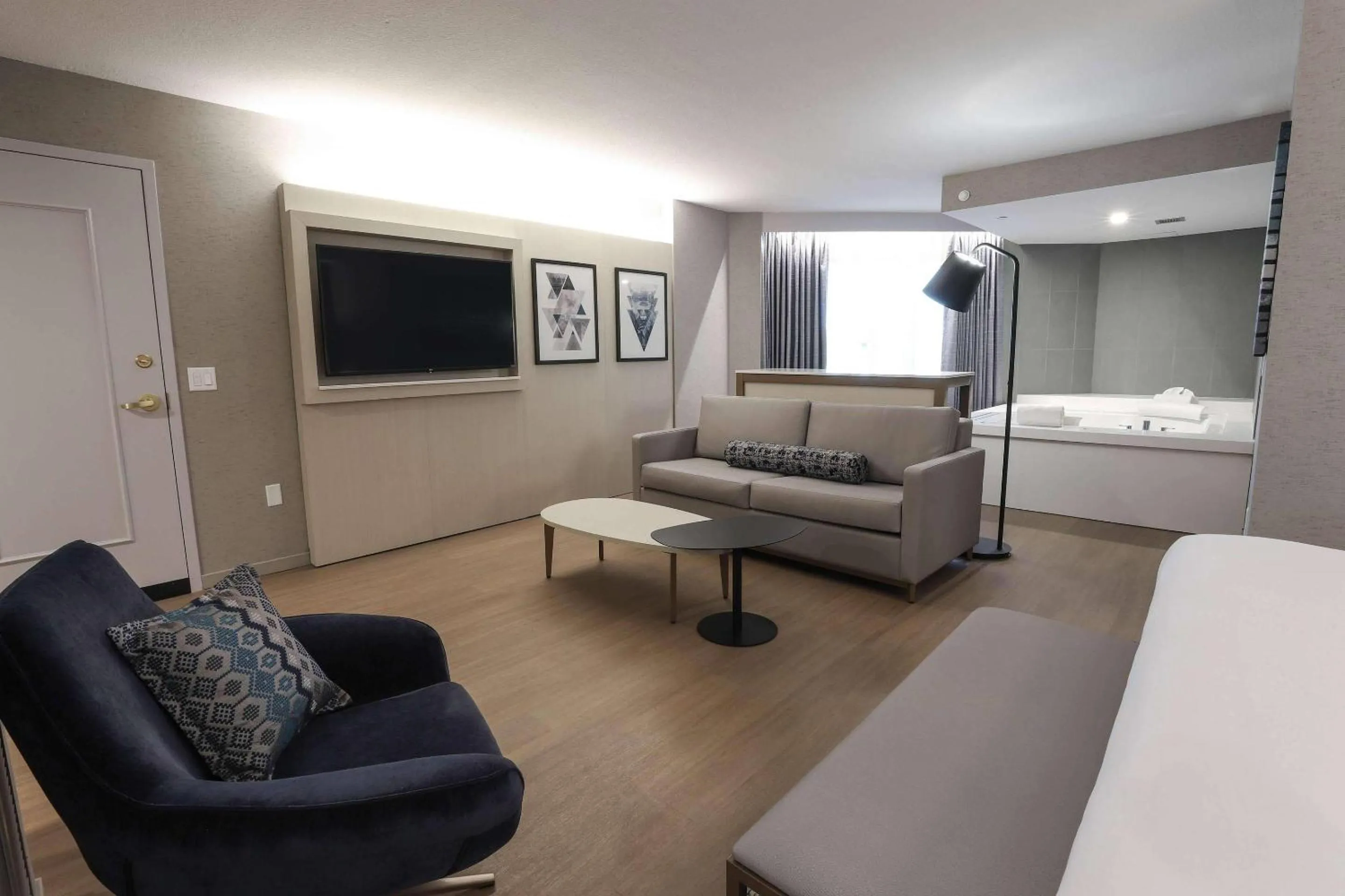 Bedroom, Bed in Radisson Plaza Hotel at Kalamazoo Center