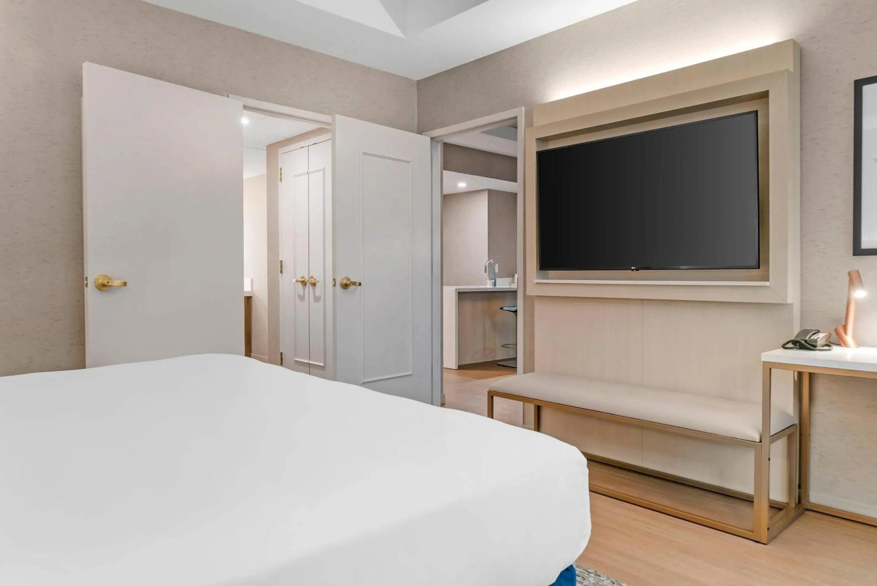 Bedroom, Bed in Radisson Plaza Hotel at Kalamazoo Center