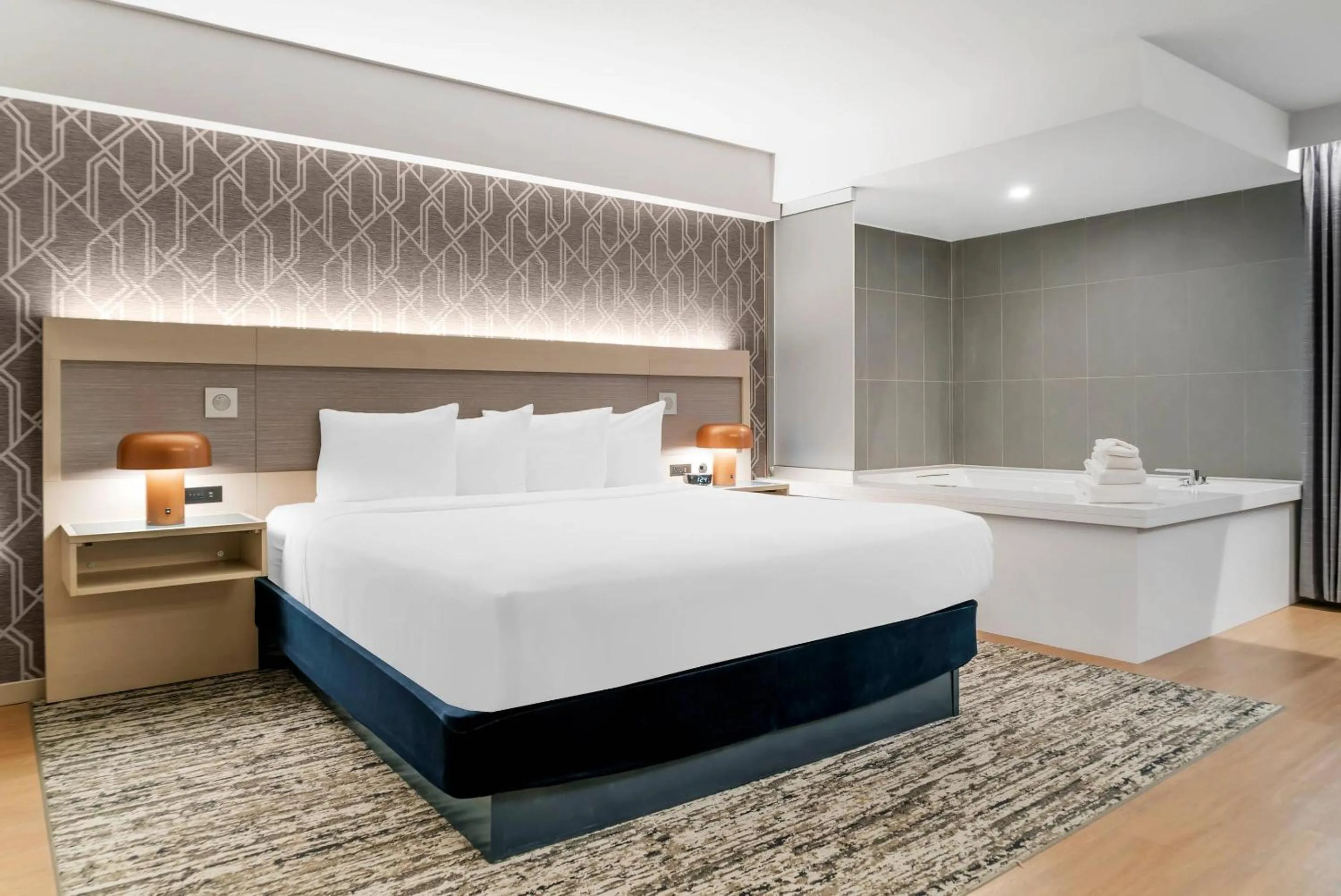 Bedroom, Bed in Radisson Plaza Hotel at Kalamazoo Center