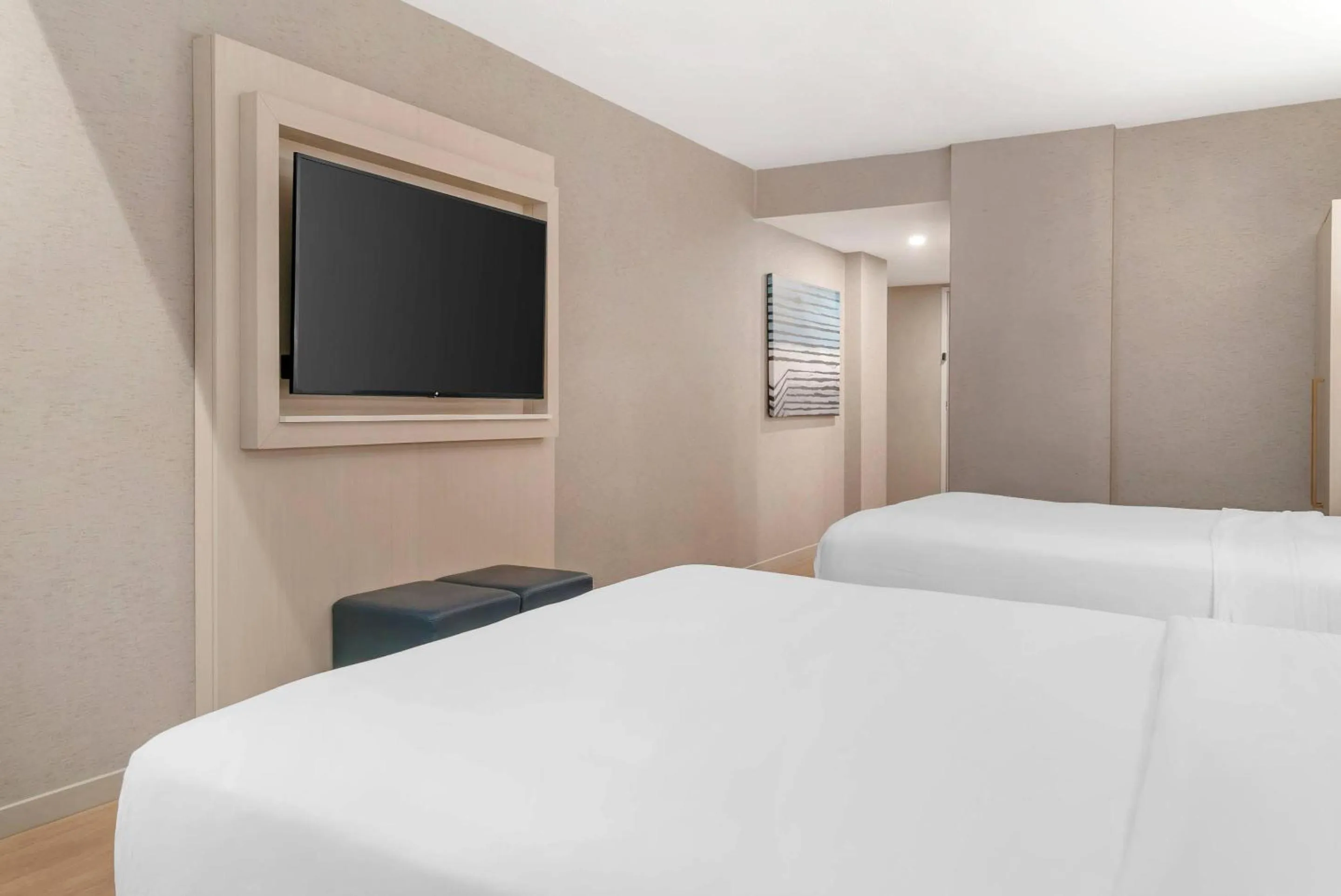 Bedroom, Bed in Radisson Plaza Hotel at Kalamazoo Center