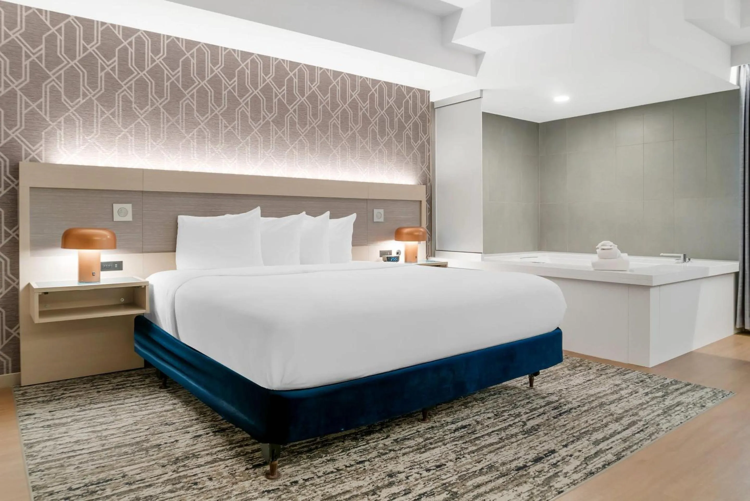 Bedroom, Bed in Radisson Plaza Hotel at Kalamazoo Center