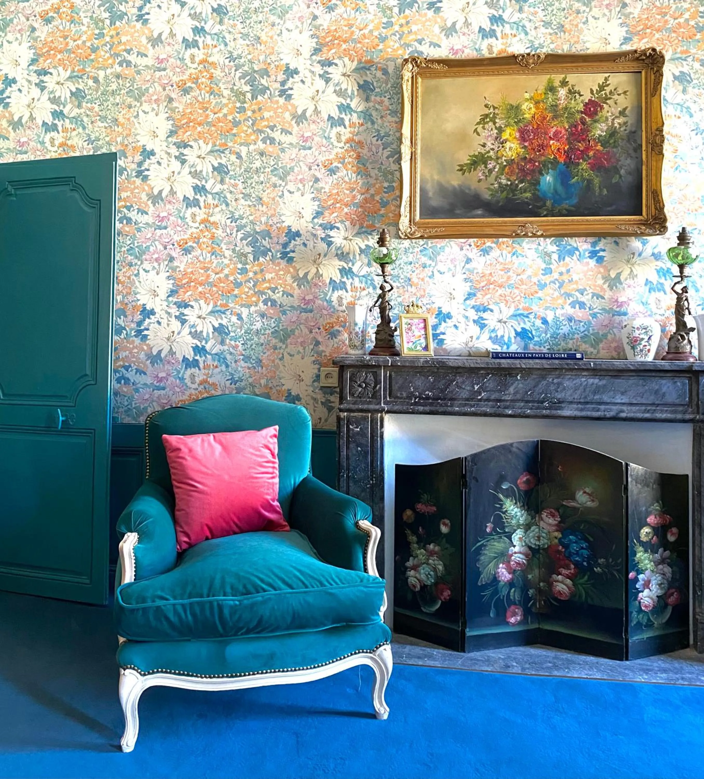 Seating area in L'Hotel de Hercé Chambre d'Hote