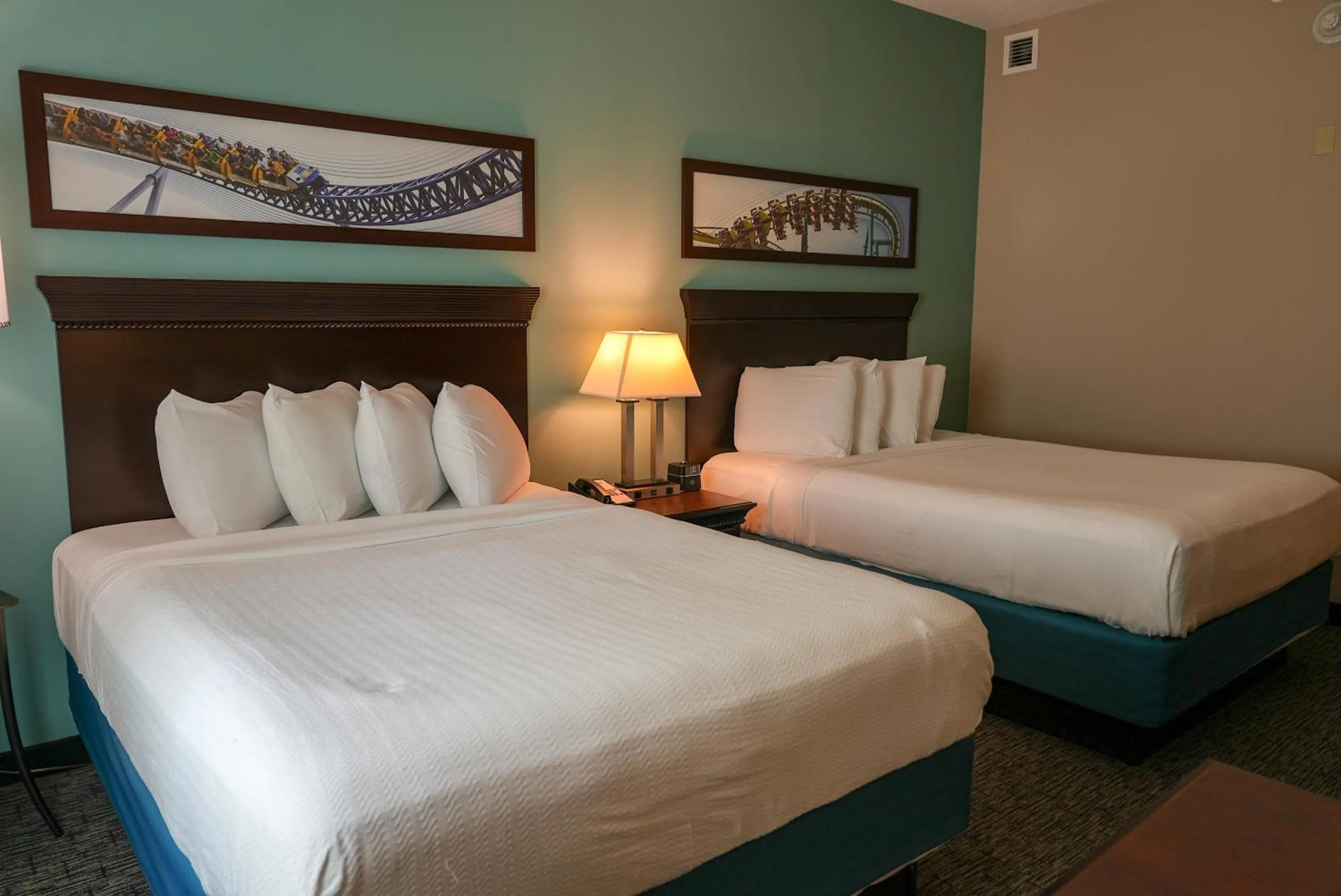 Bedroom, Bed in Cedar Point's Express Hotel