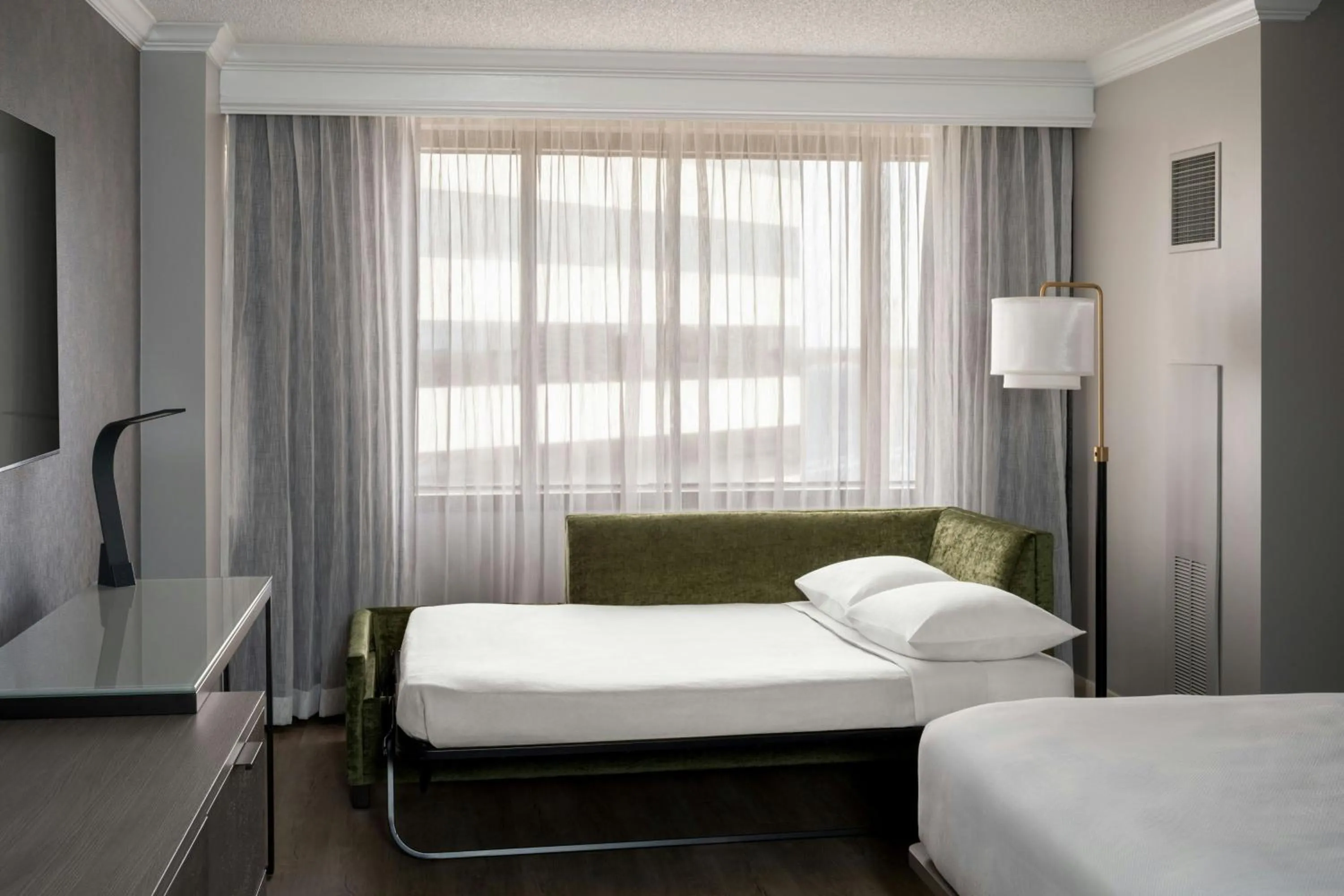 Photo of the whole room, Bed in Marriott Jacksonville Downtown