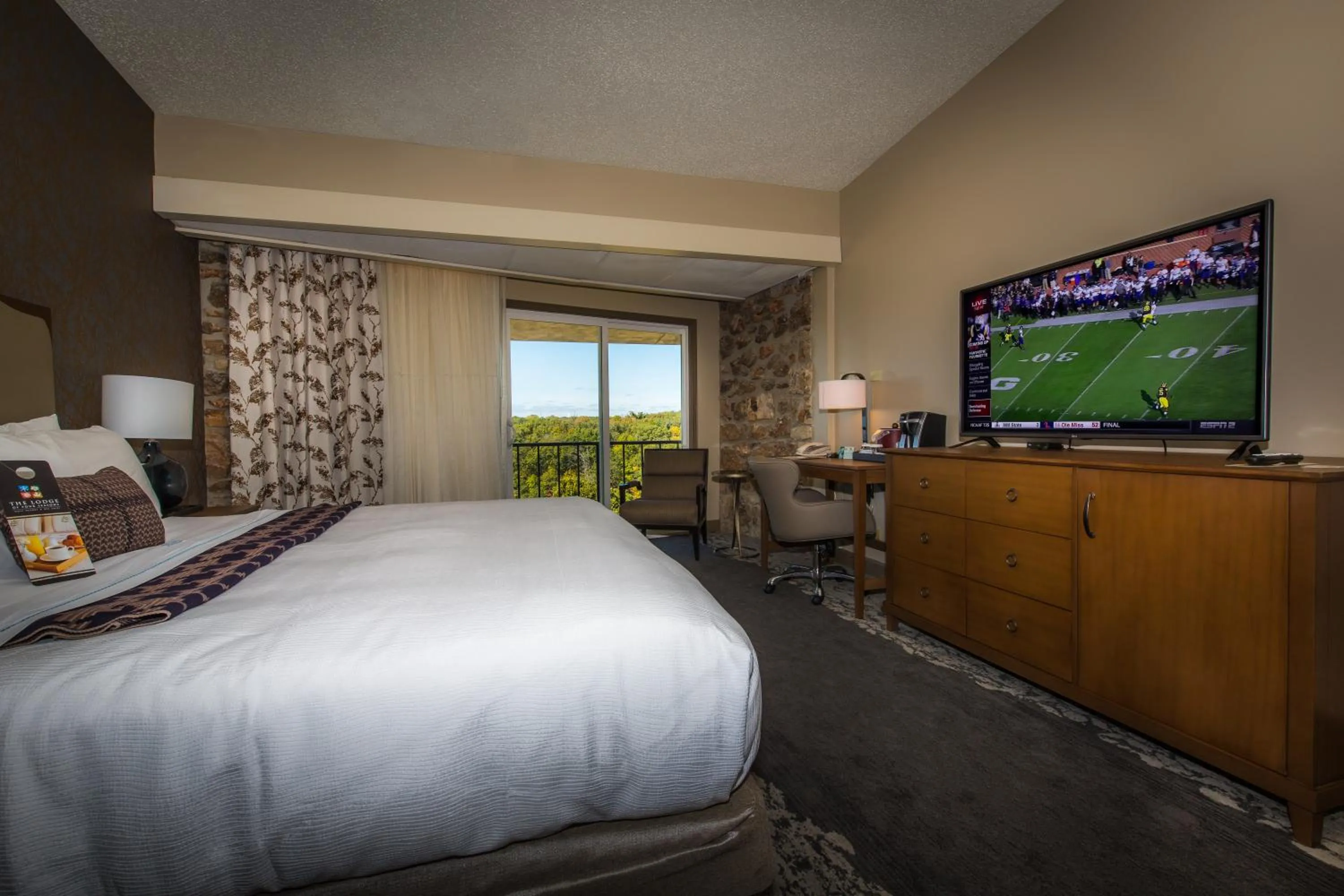 Day, Bed in Lodge of Four Seasons Golf Resort, Marina & Spa