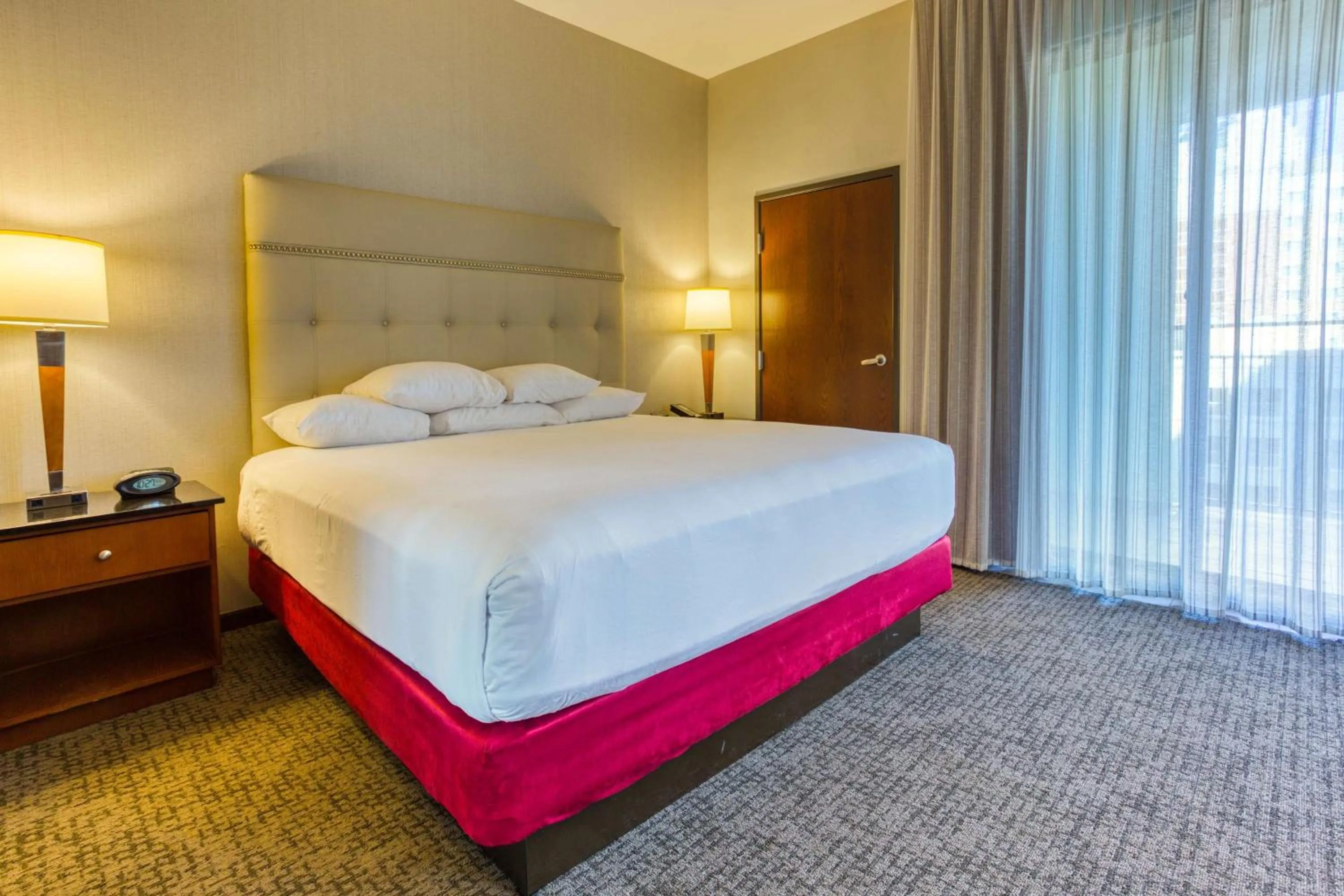 Photo of the whole room, Bed in Drury Plaza Hotel San Antonio Riverwalk