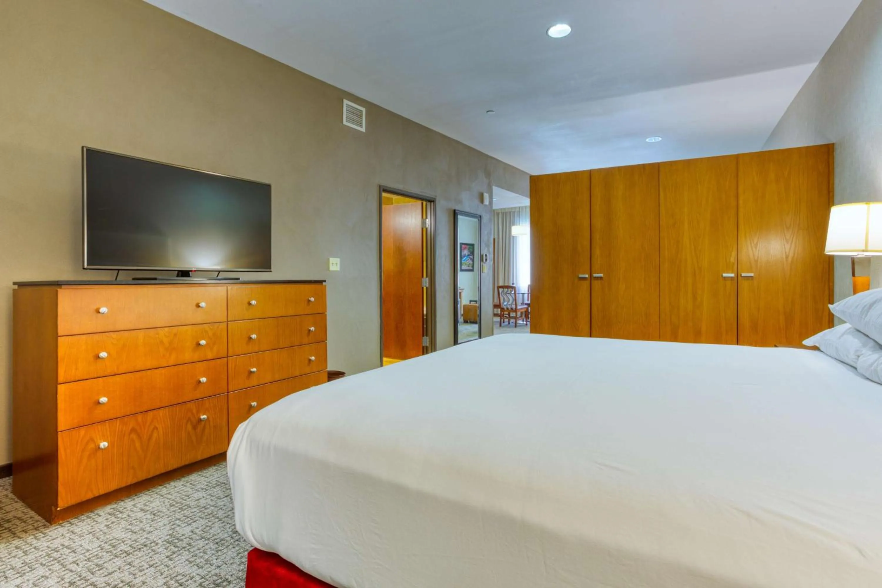 Photo of the whole room, Bed in Drury Plaza Hotel San Antonio Riverwalk