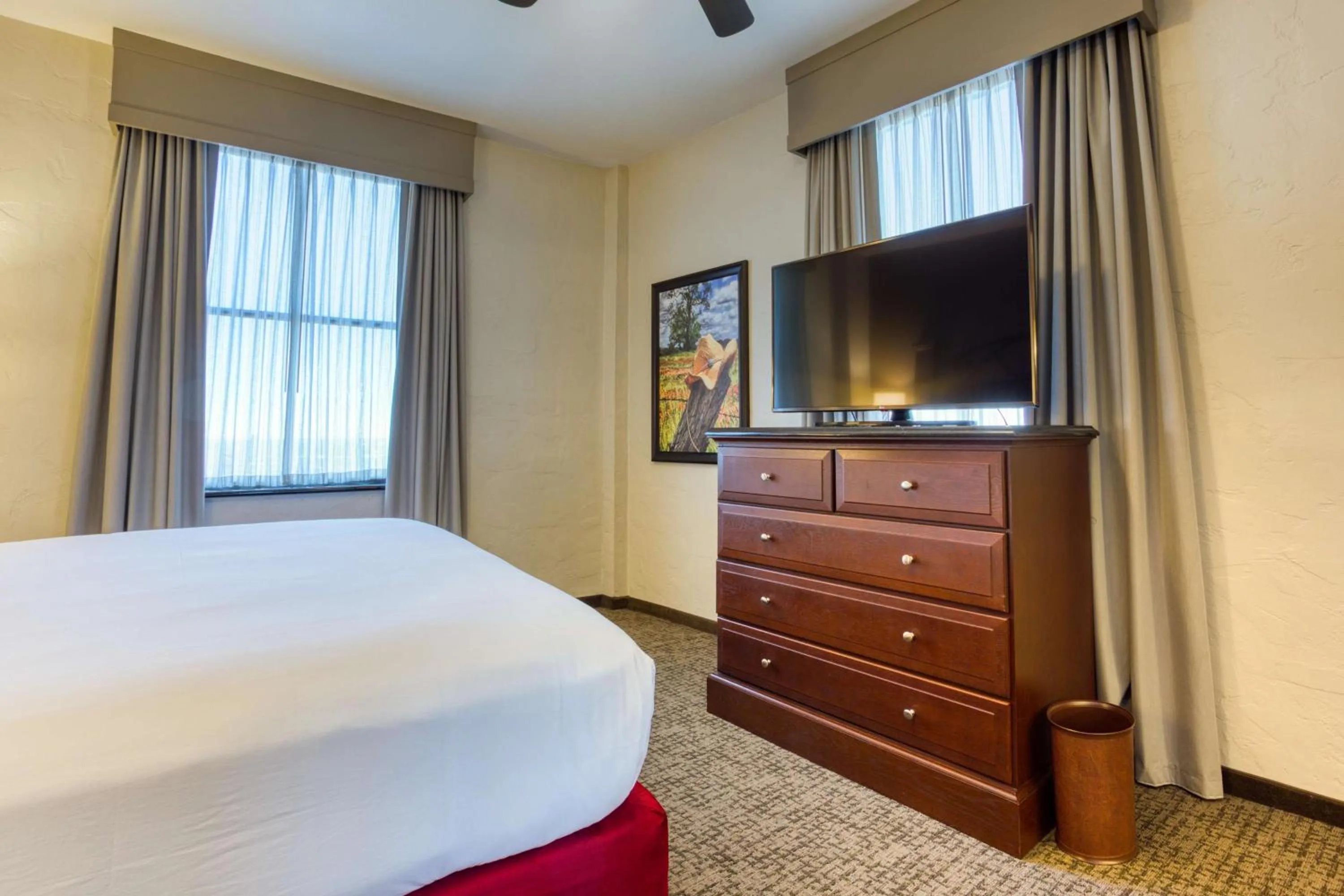 Photo of the whole room, Bed in Drury Plaza Hotel San Antonio Riverwalk
