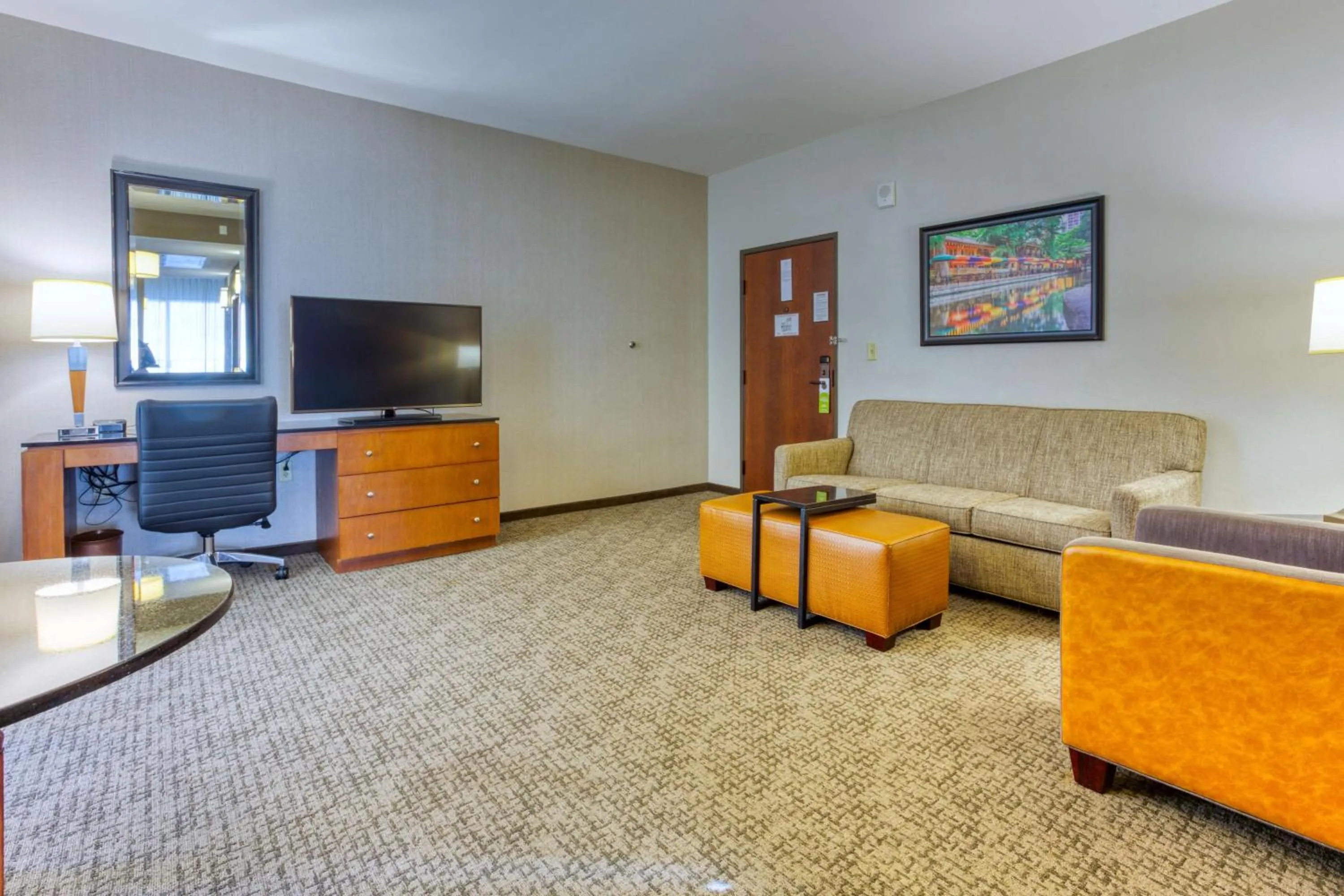 Photo of the whole room in Drury Plaza Hotel San Antonio Riverwalk