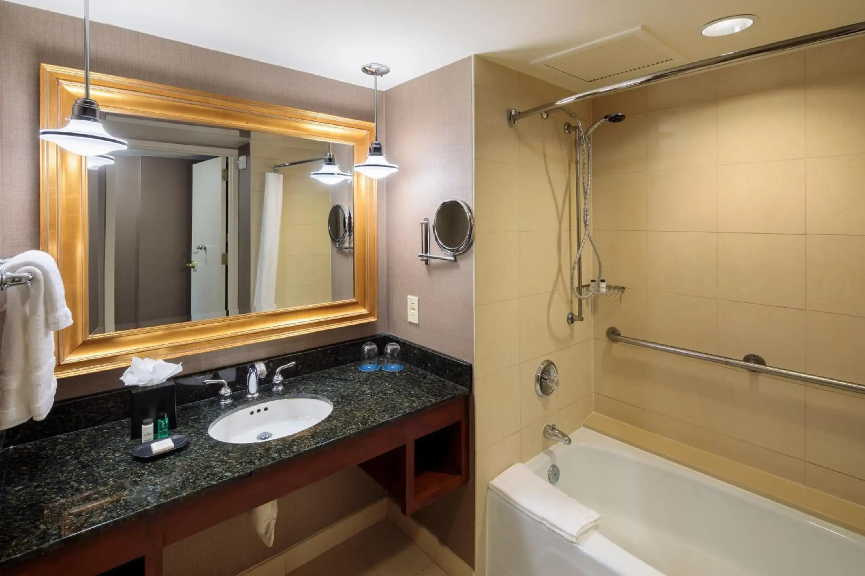 Traditional, Guest room, 2 Double, City view in The Plaza Hotel Columbus at Capitol Square Traditional, Guest room, 2 Double, City view in The Plaza Hotel Columbus at Capitol Square