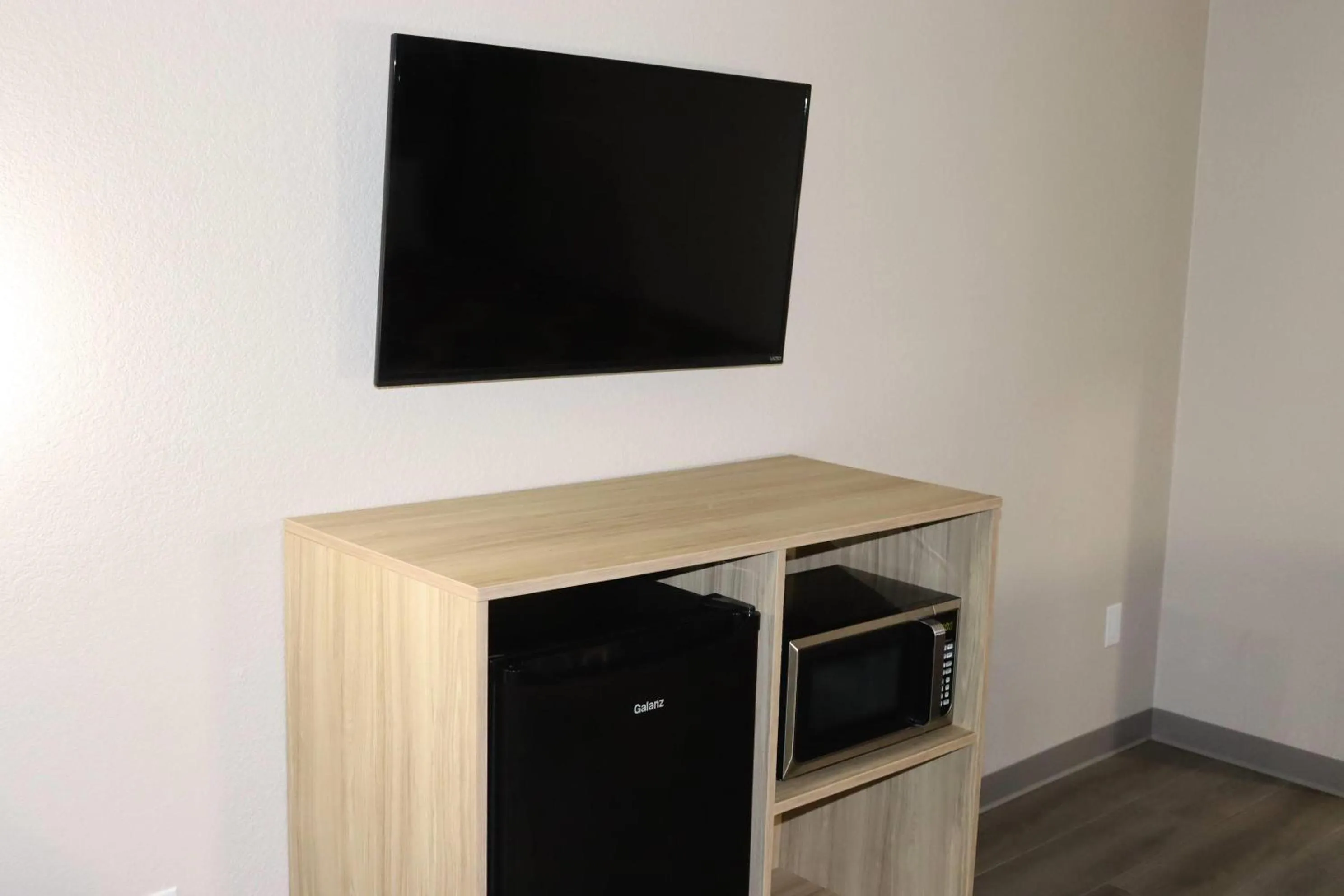 Photo of the whole room in Super 8 by Wyndham Cabot